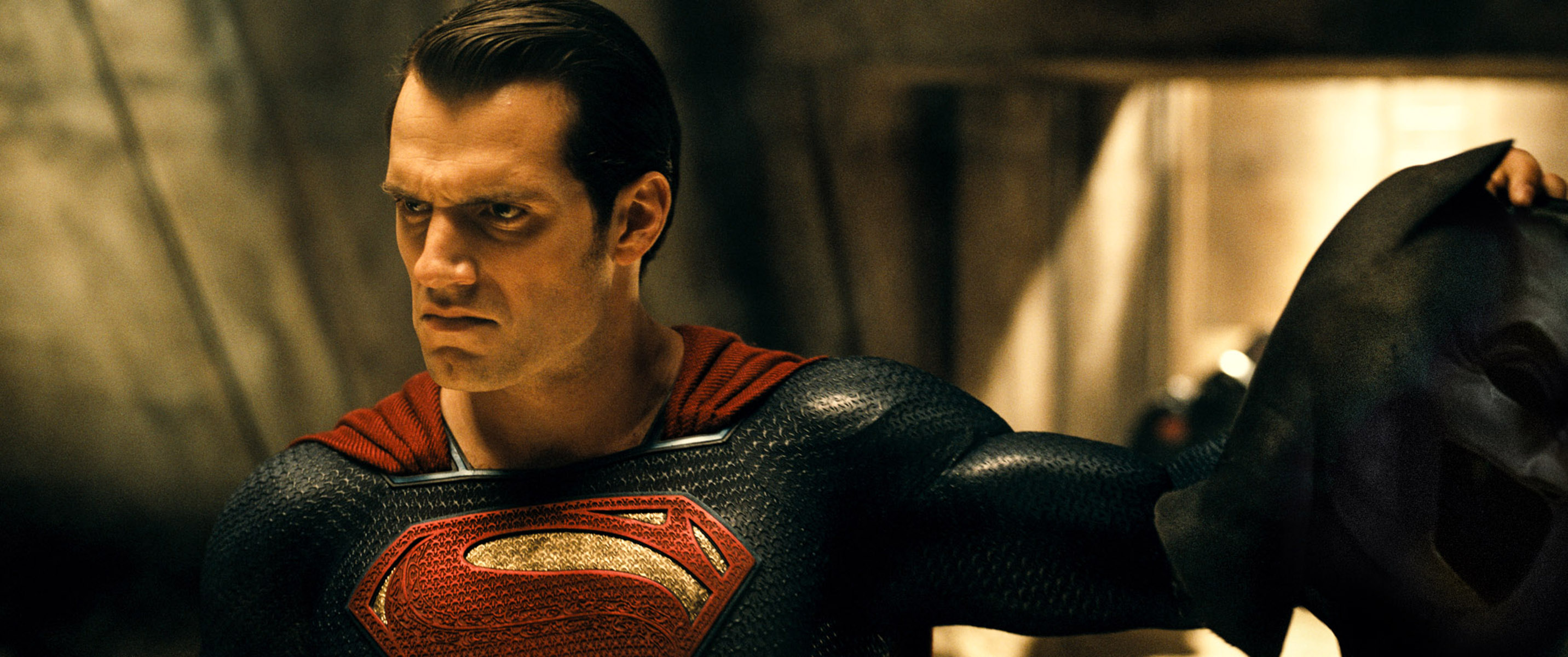 Sai primeira imagem de Henry Cavill como Super-Homem em “Batman V Superman”
