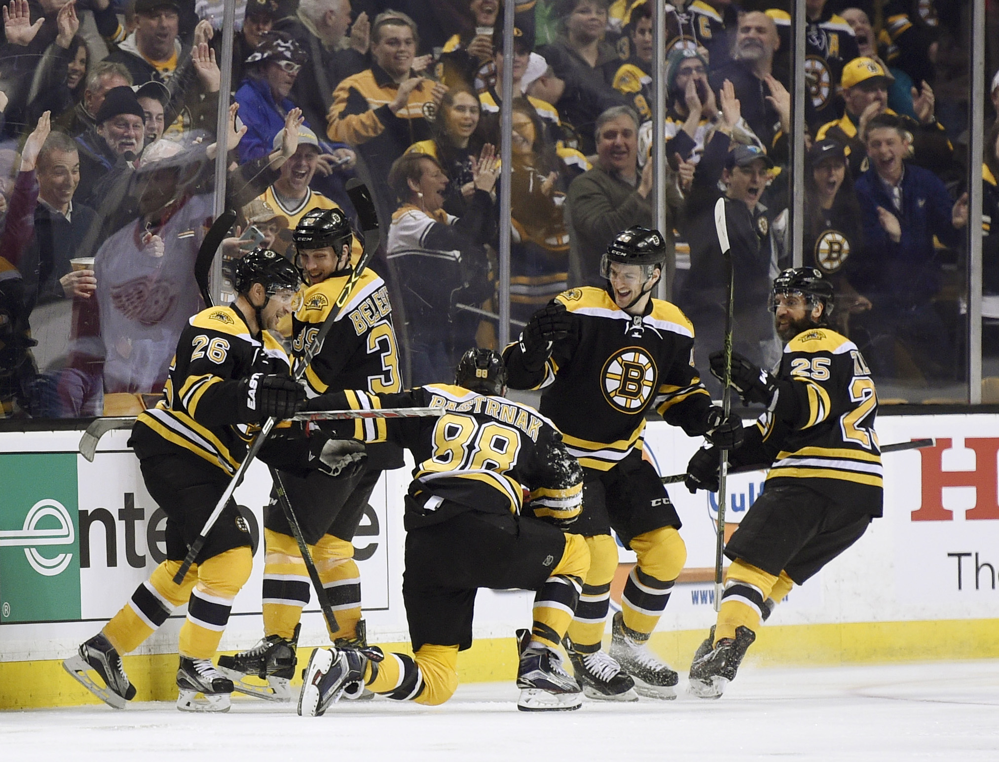 Bruins' playoffs hopes live on with win over Red Wings