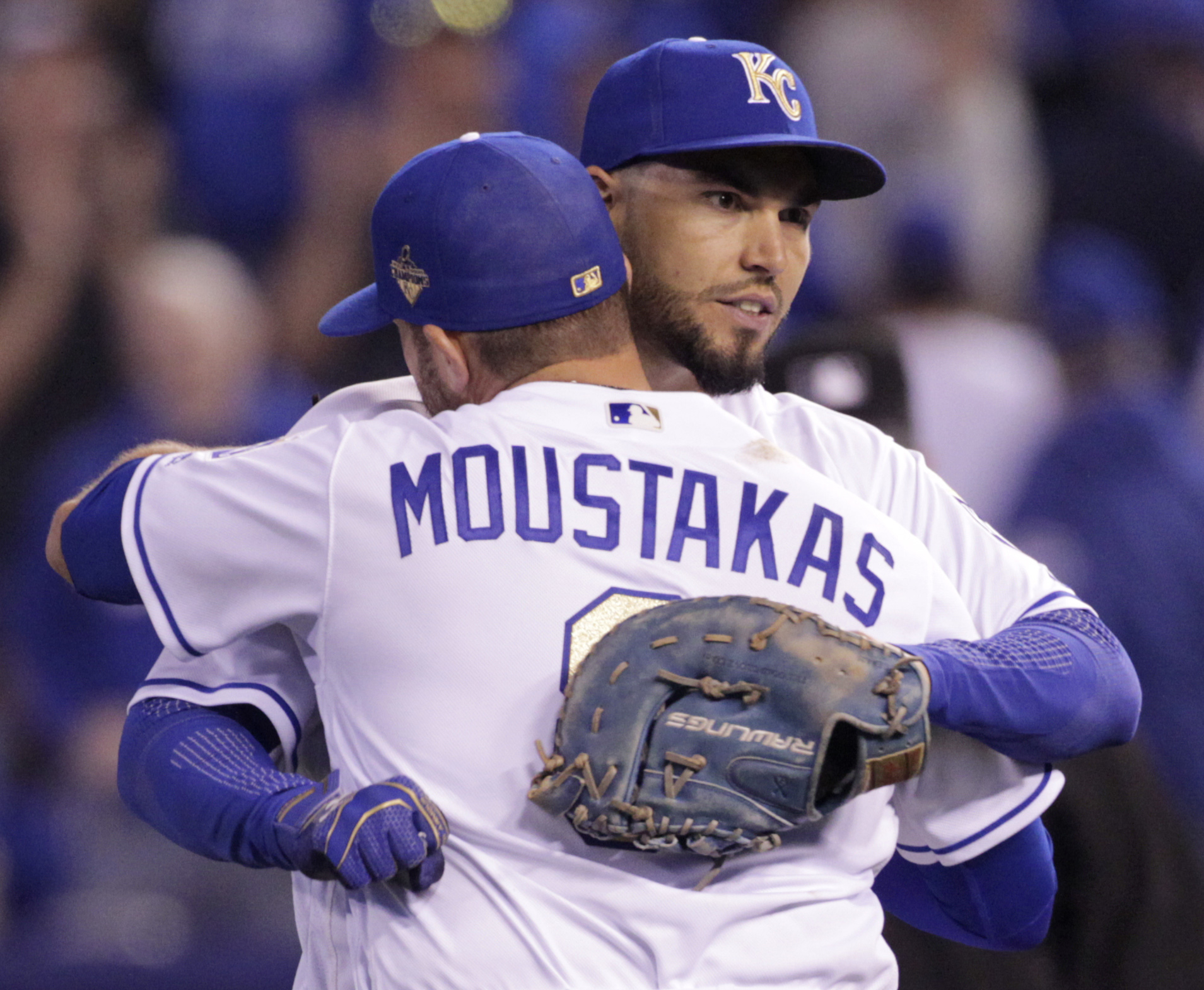 Hosmer mobbed by fans, rescues girl after Bieber concert