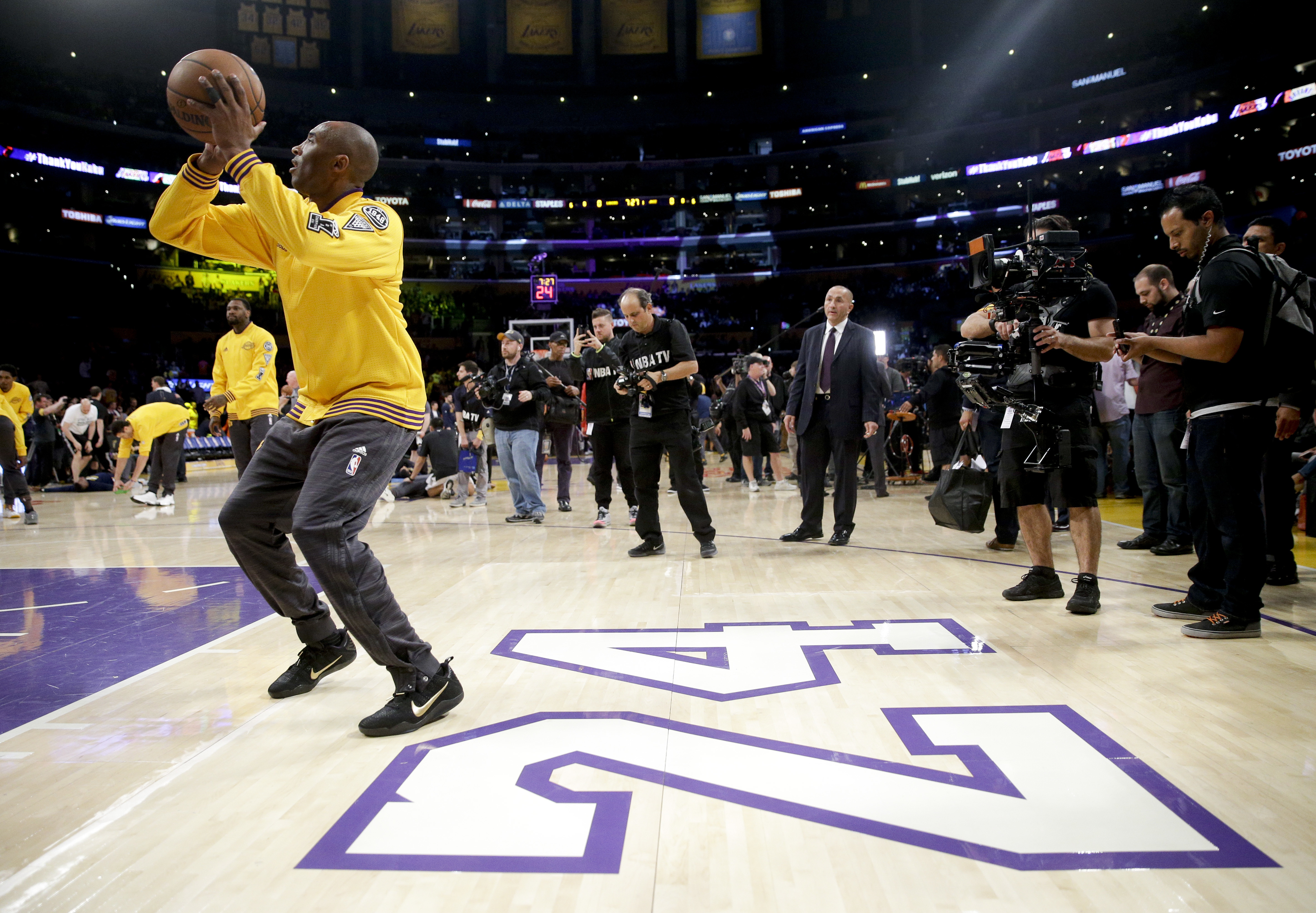 Lakers, fans salute Kobe Bryant in emotional return to Staples Center