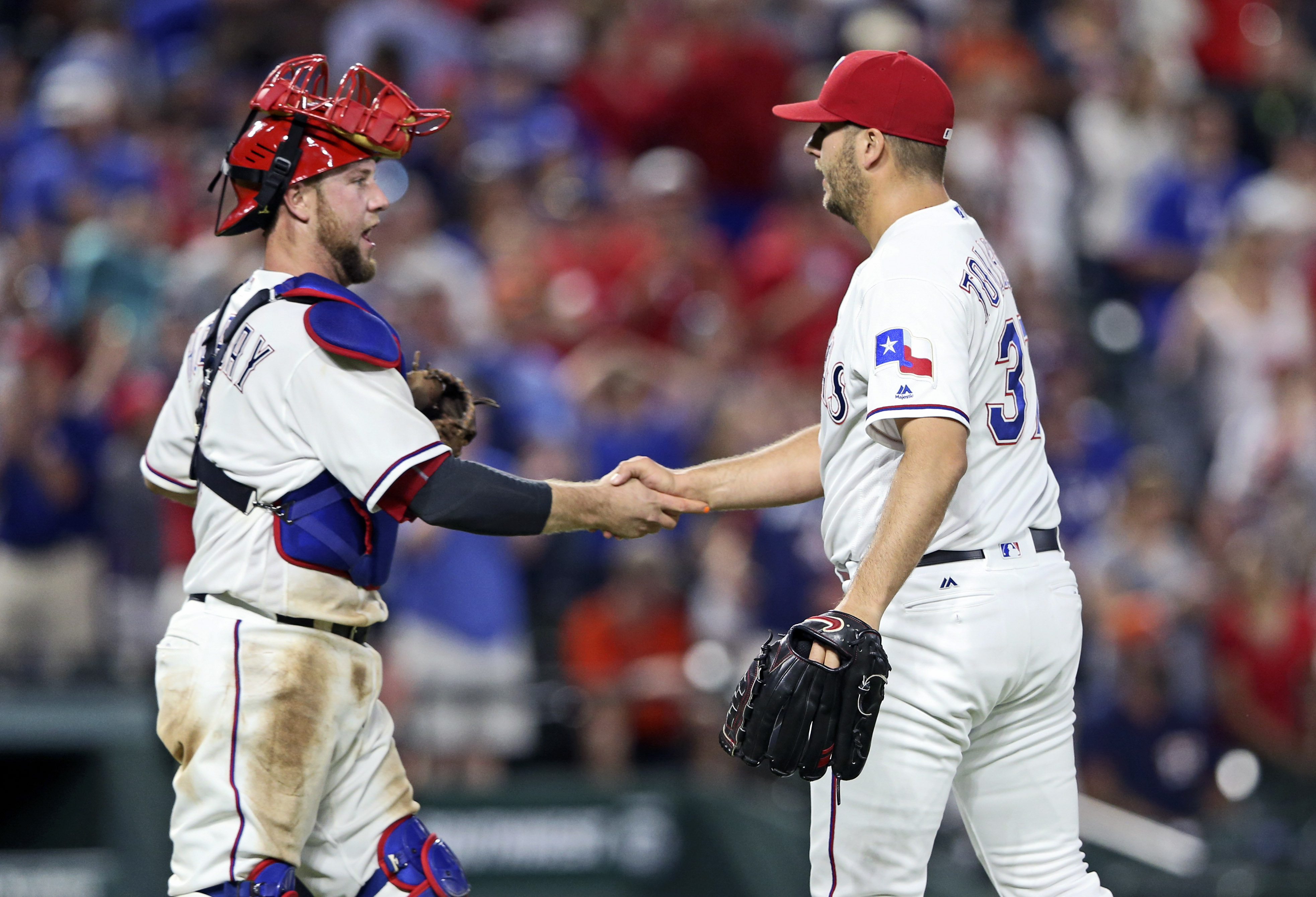 Dallas Keuchel, 2015 AL Cy Young winner, signed by Texas Rangers