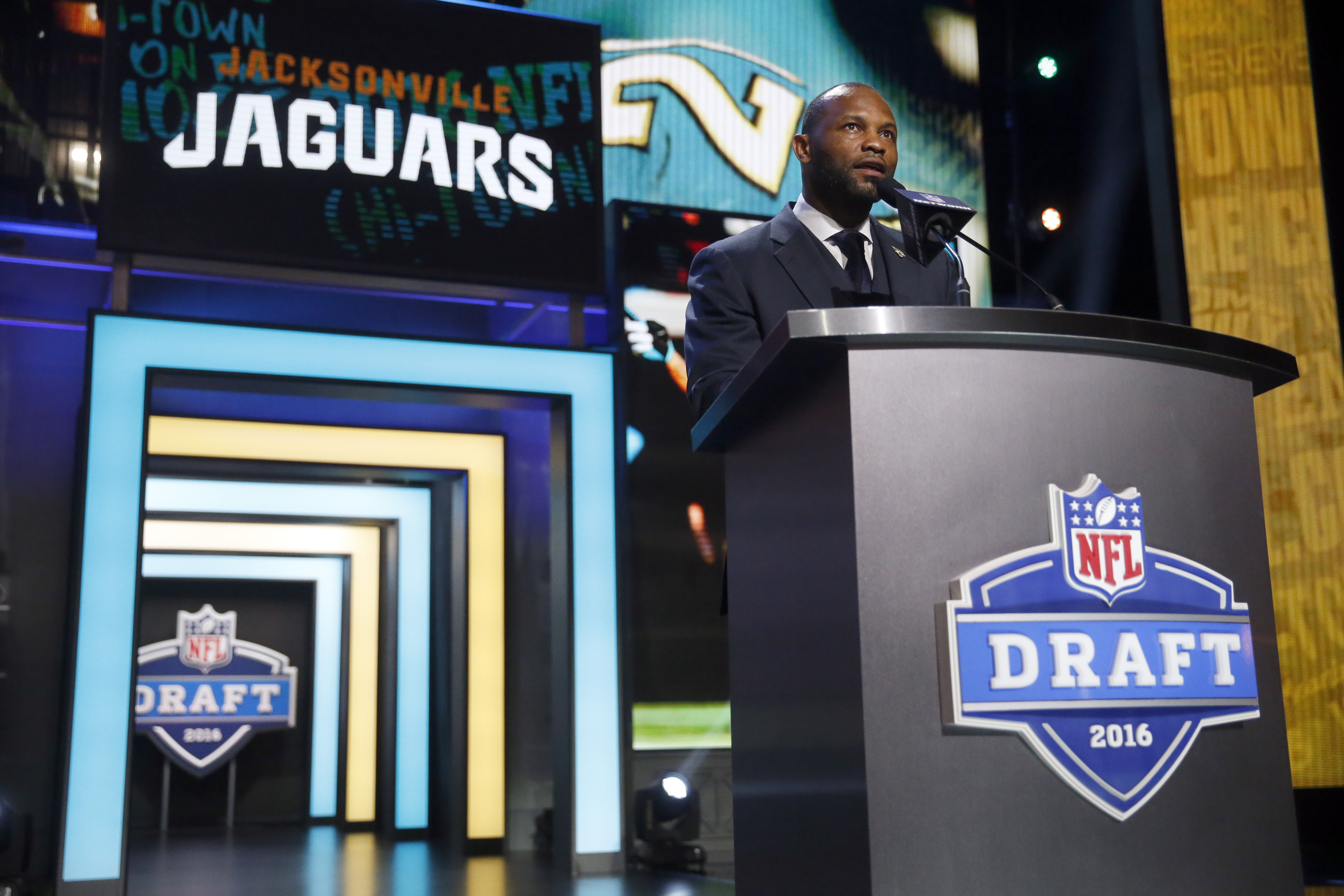 Myles Jack drafted by Jaguars after trade up in 2nd round