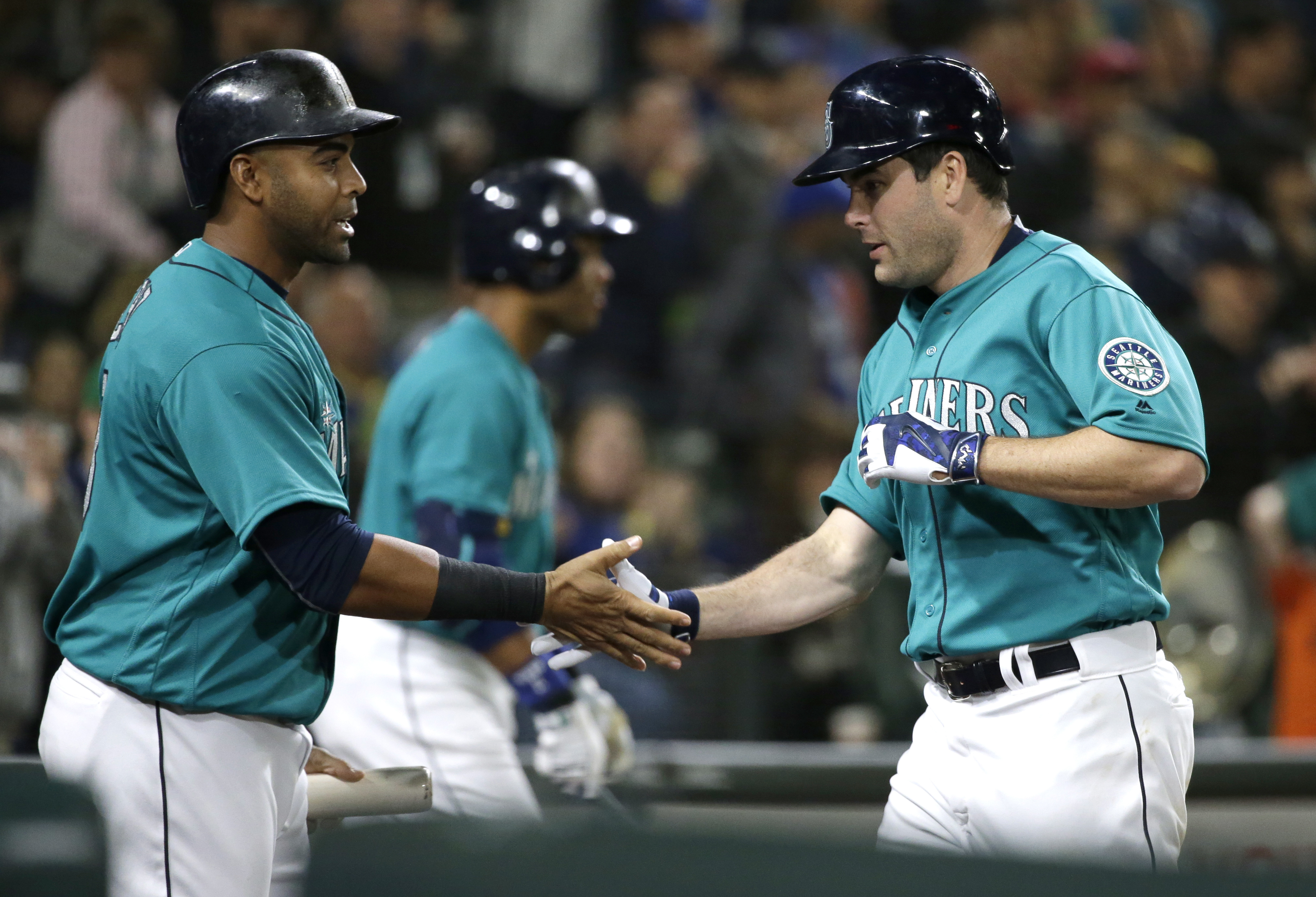 Hernandez ties Mariners win record; beat Royals 1-0