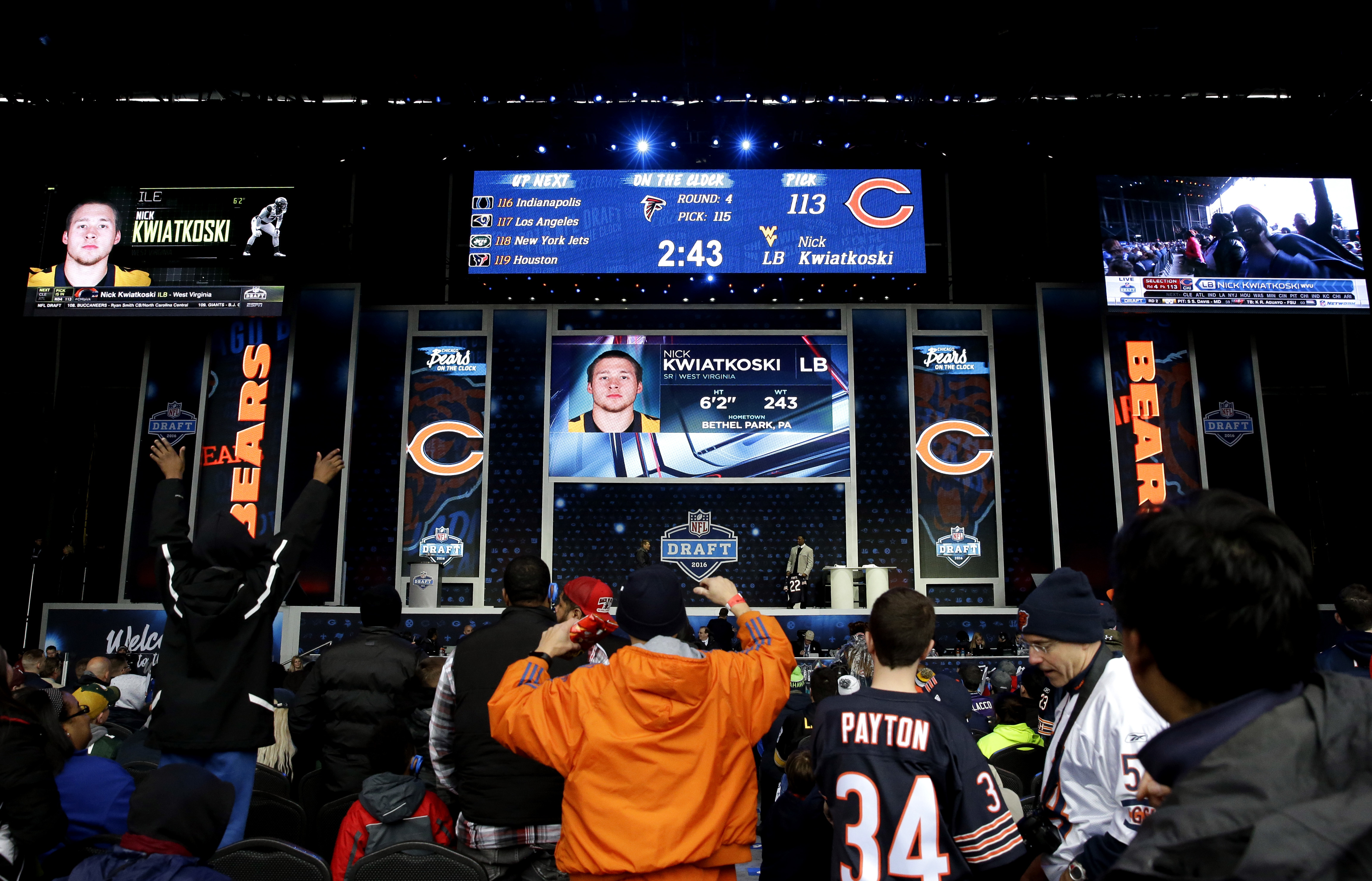 Chicago Bears inside linebacker Nick Kwiatkoski (44) motions during the  second quarter of a pre …