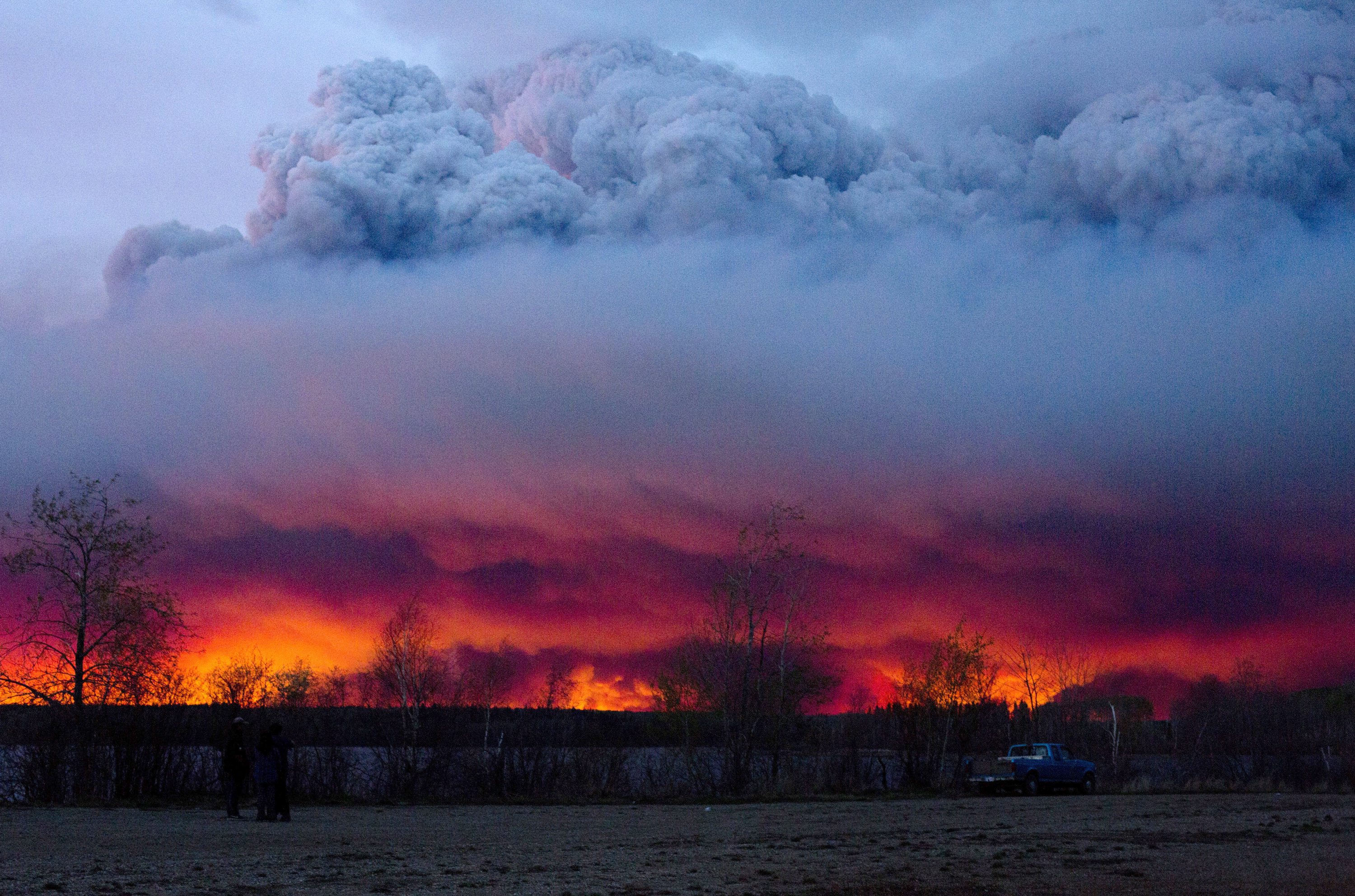Raging fire forces airlift of 25,000 evacuees in Canada