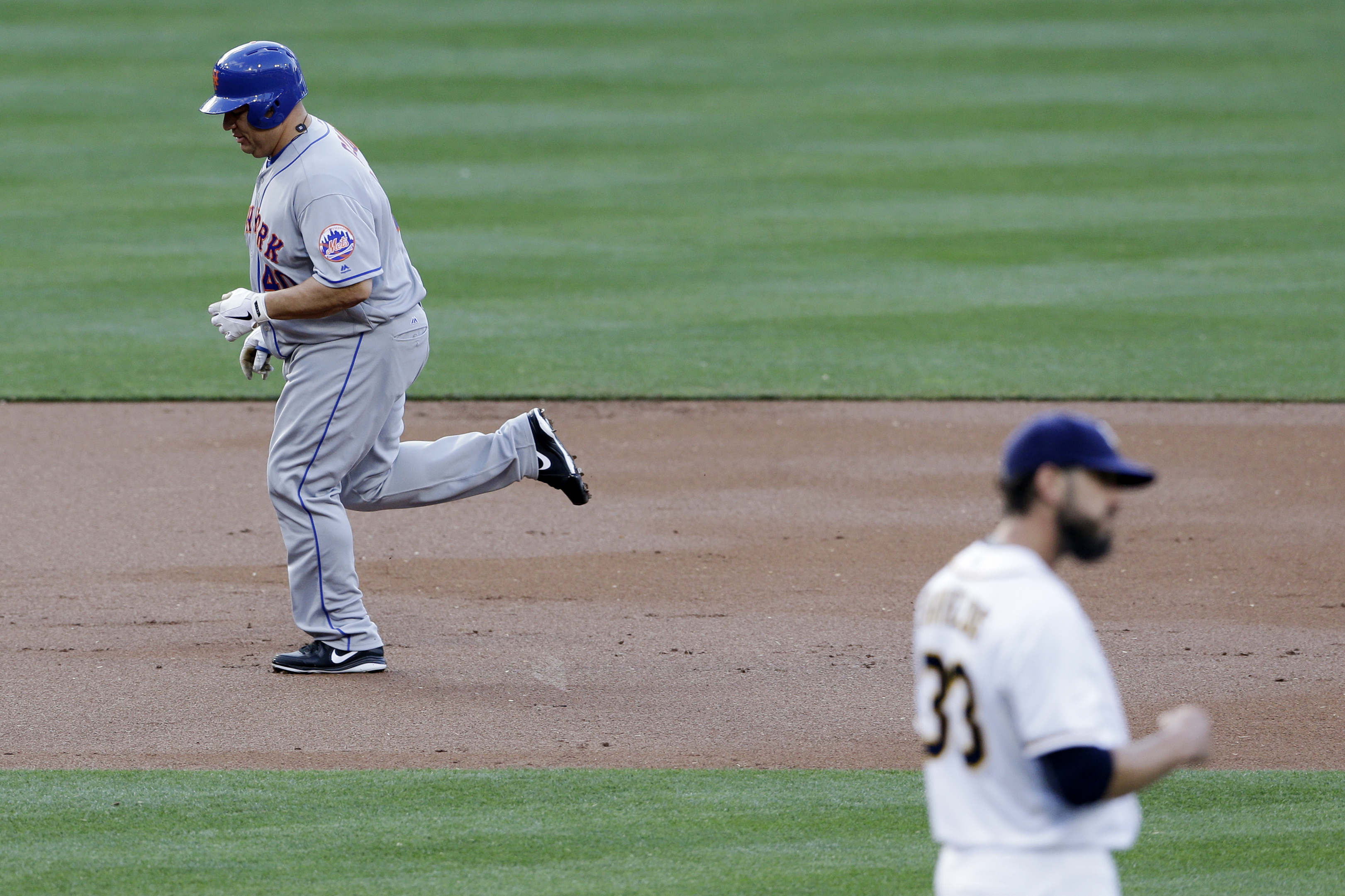 Bartolo Colon batting helmet flies off in Mets game (video