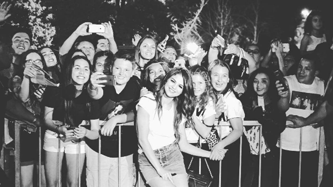 Photos : Selena Gomez retrouve ses fans français !