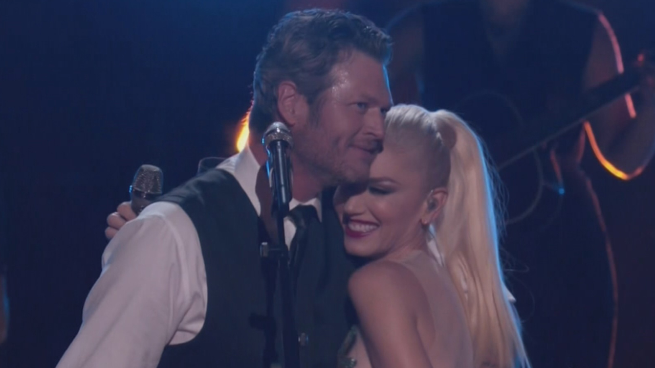 Gwen Stefani and Blake Shelton Snap an Adorable Couples Selfie With