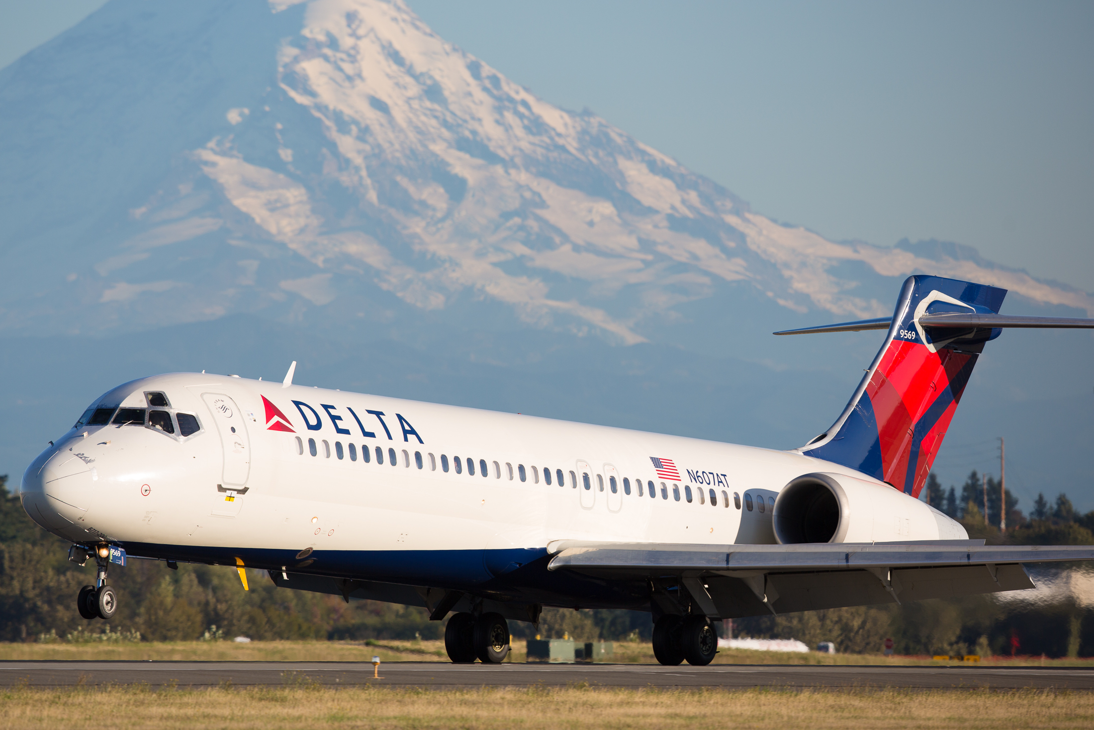 Travelers question Delta profits, as airline divides profits among employees - KING5.com
