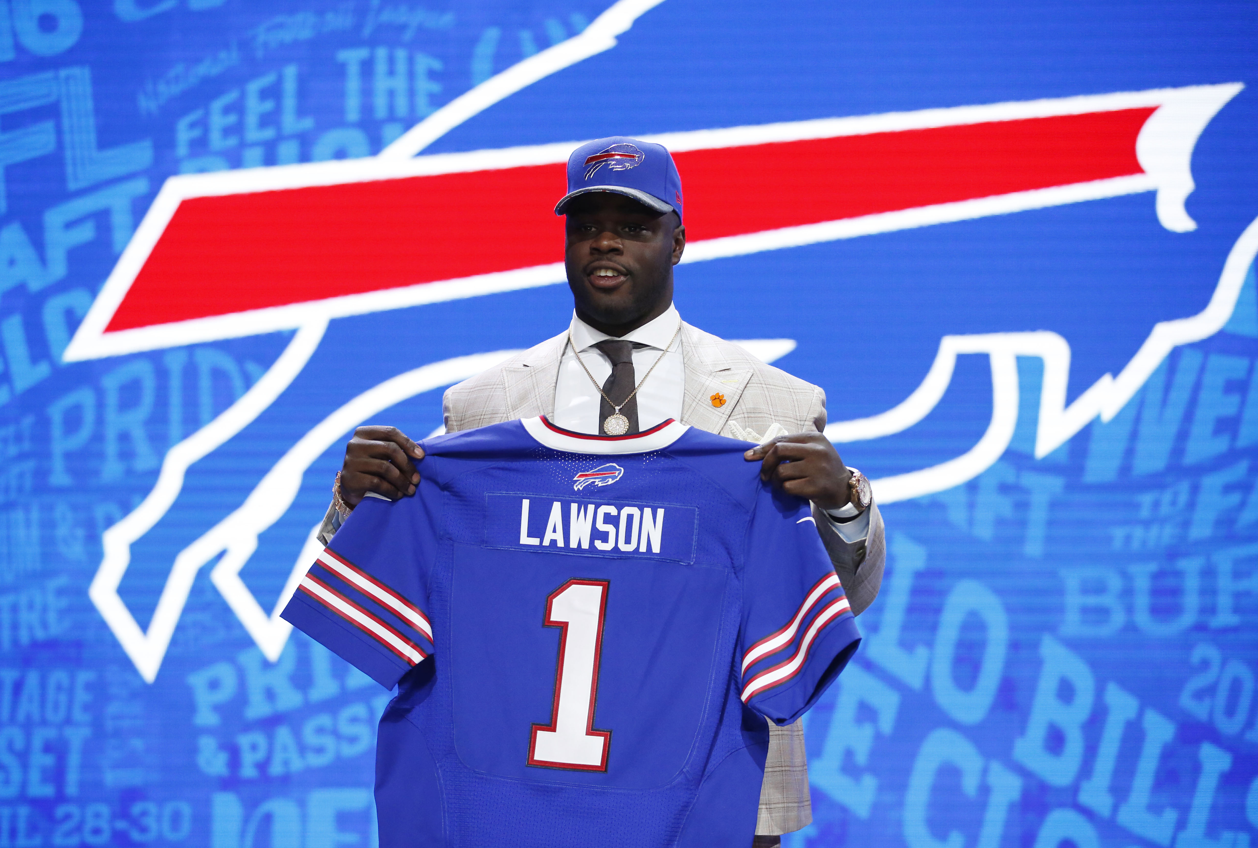 Shaq Lawson says he wants to stay with Bills