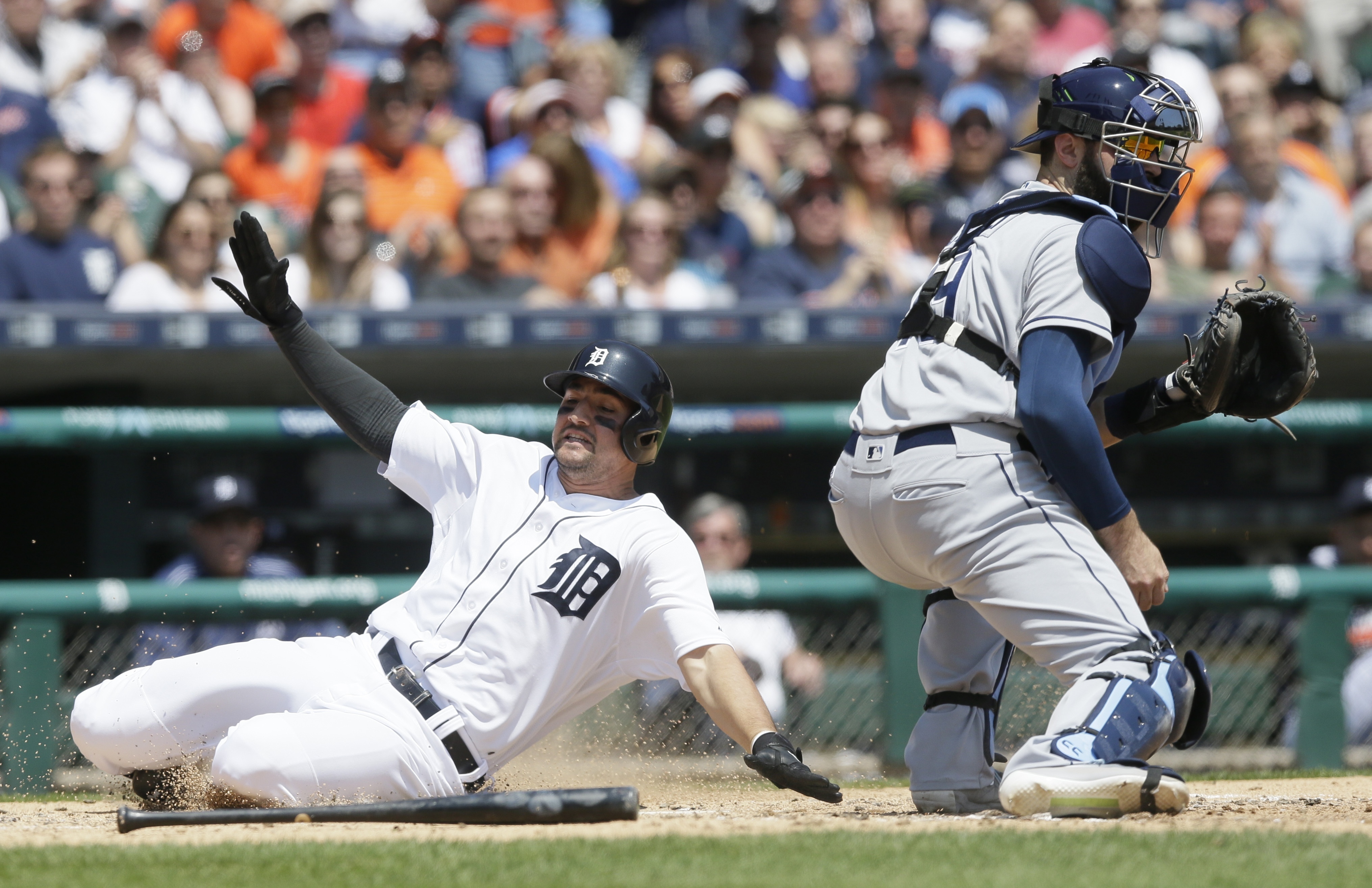 Tampa Bay Rays' Evan Longoria struck by a pitch, bruises hand