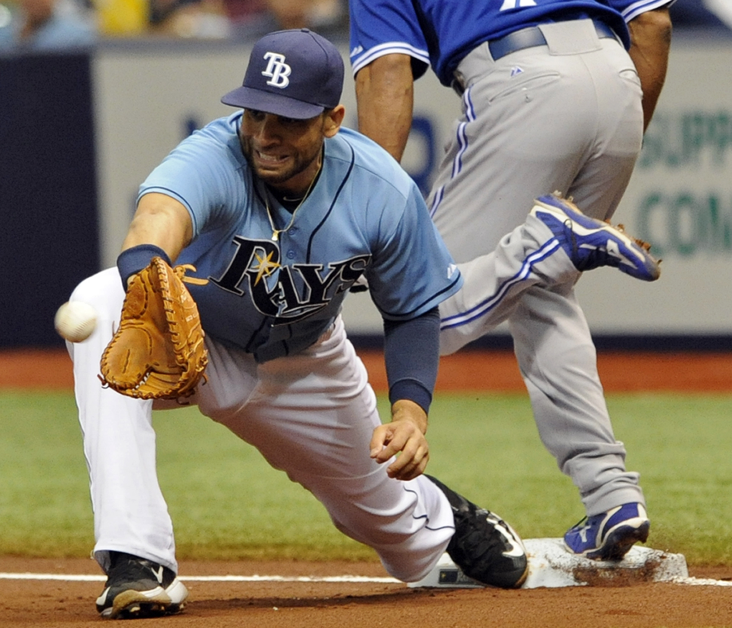 Mets acquire first baseman Loney from Padres