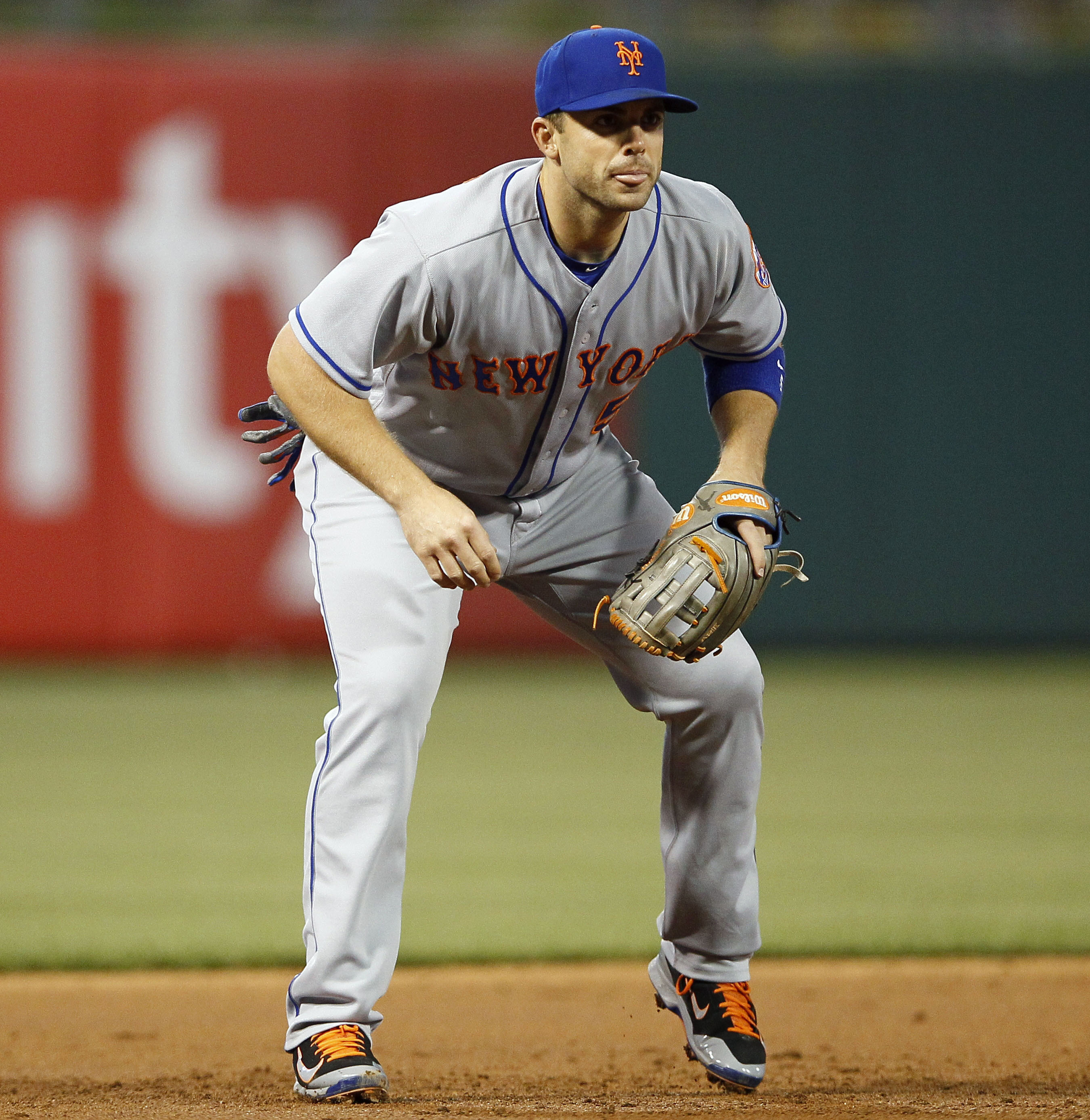 David Wright dives to apply the tag on Lee 