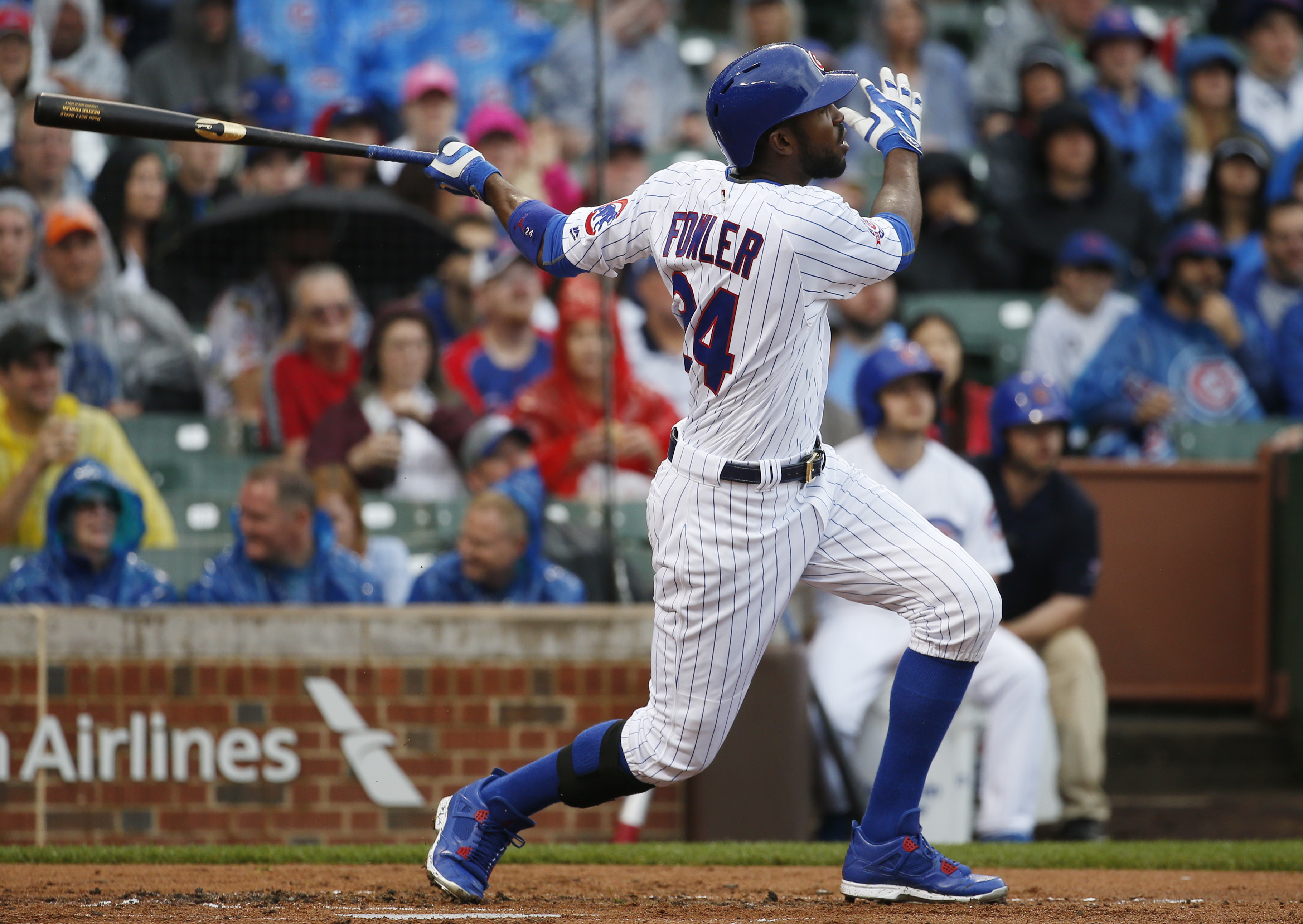 David Ross helps Jason Heyward warm up during Sunday's Cubs game