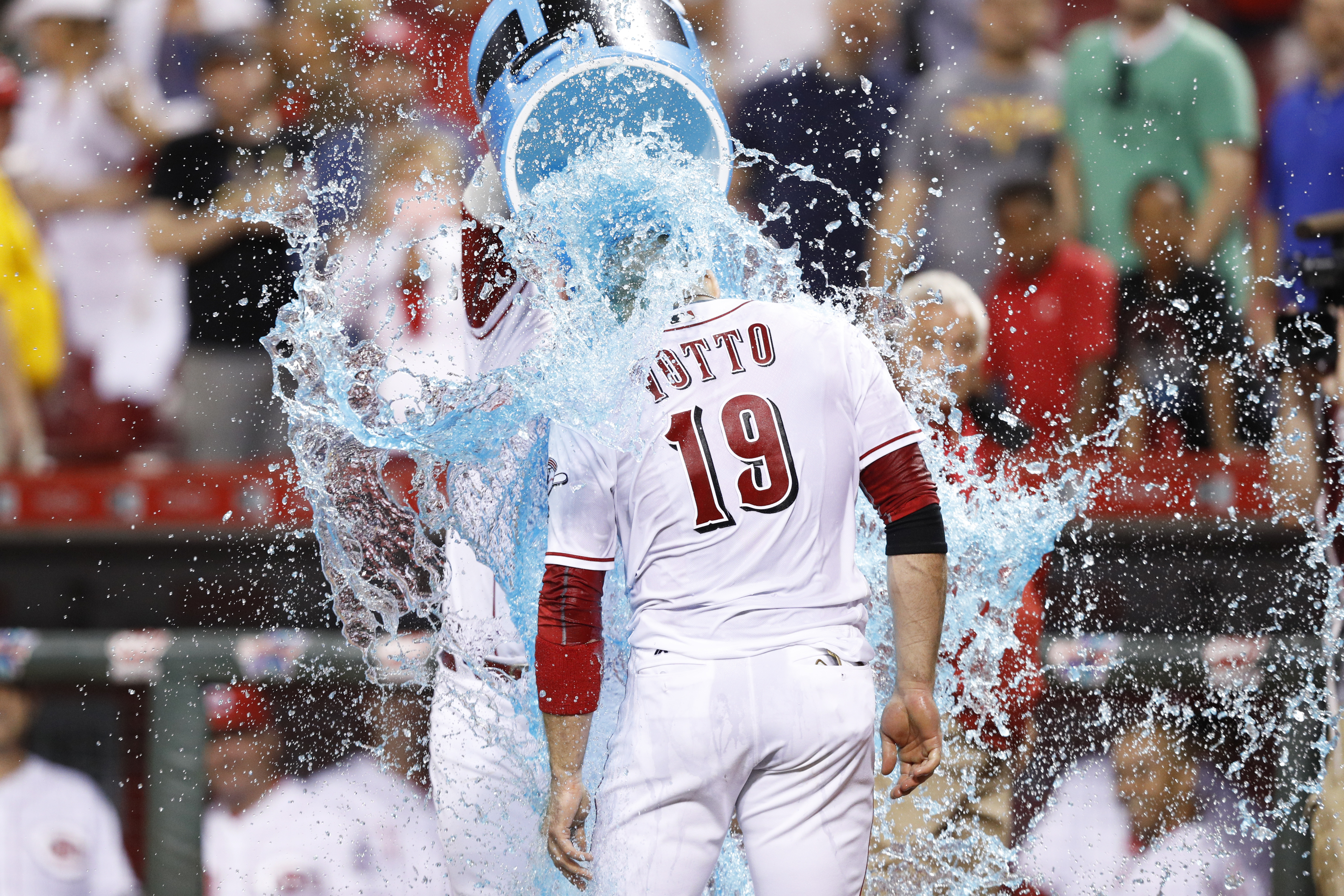 Joey Votto gets standing ovation in Reds' home finale