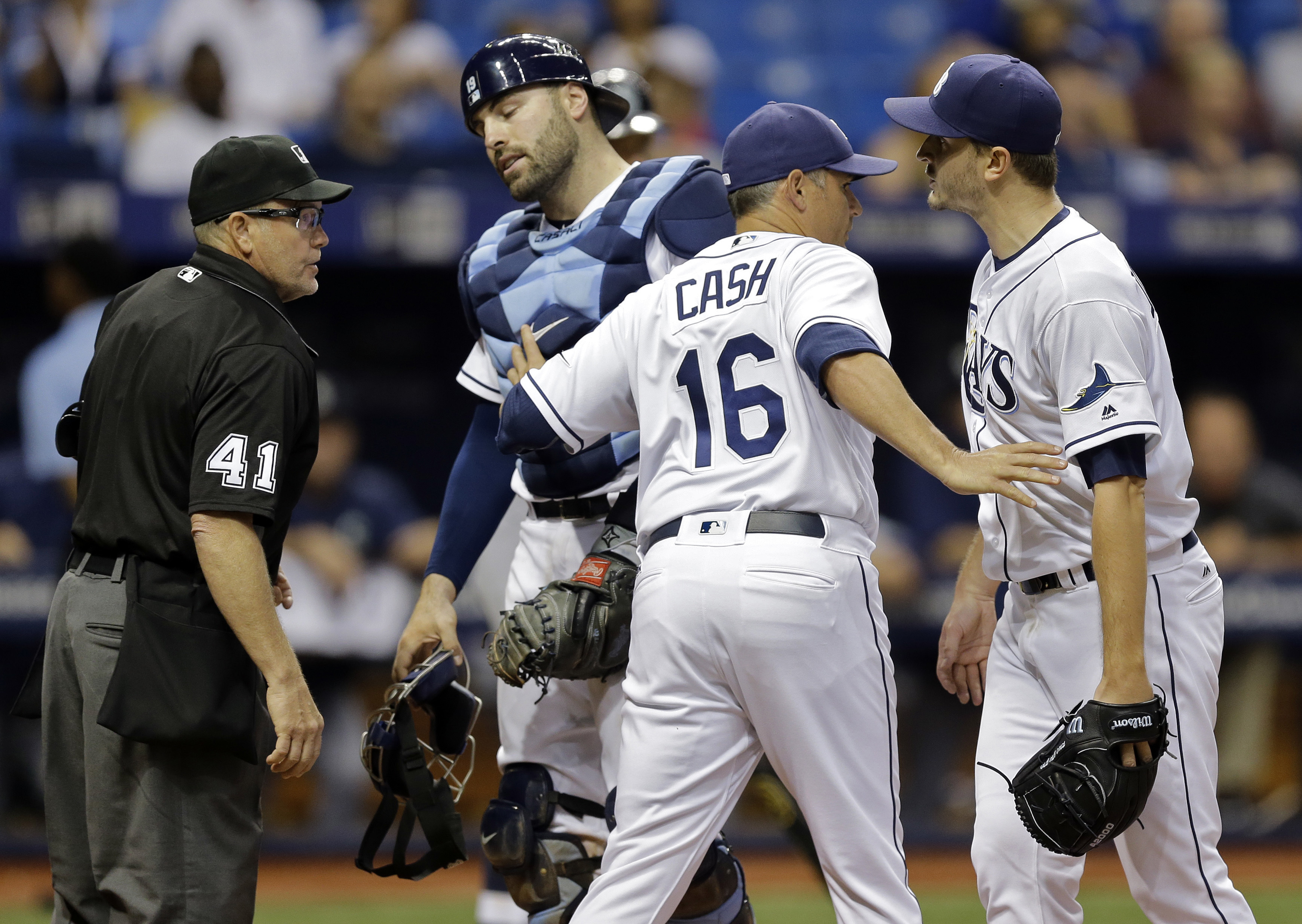 Tampa Bay CF Kiermaier breaks hand trying to make catch