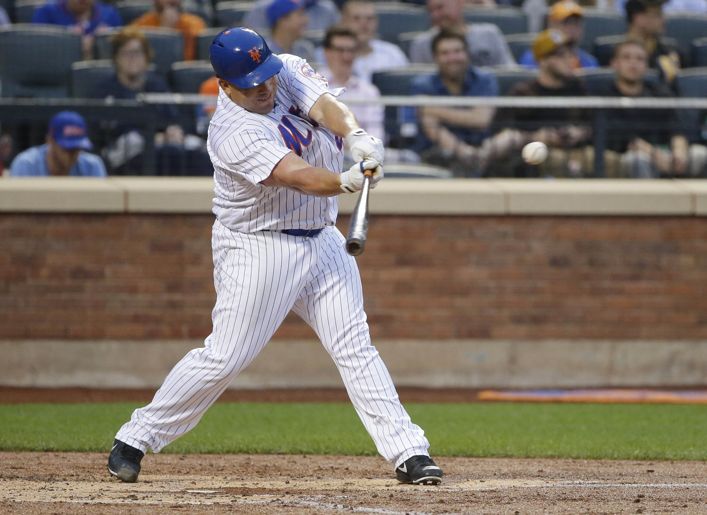 Mets third baseman David Wright slumping at bat, in field 