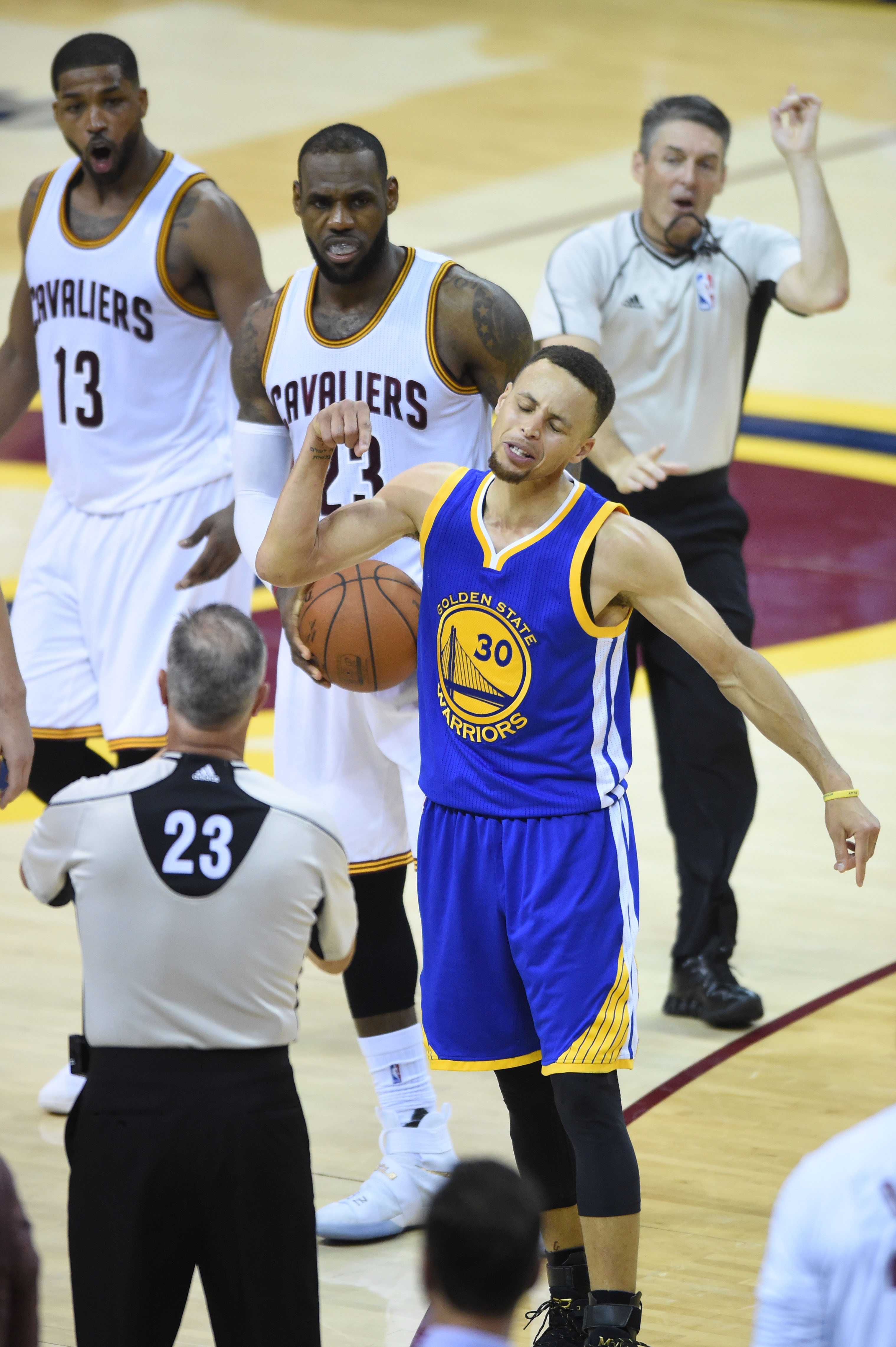 A frustrated Stephen Curry gets ejected for throwing his mouthpiece at