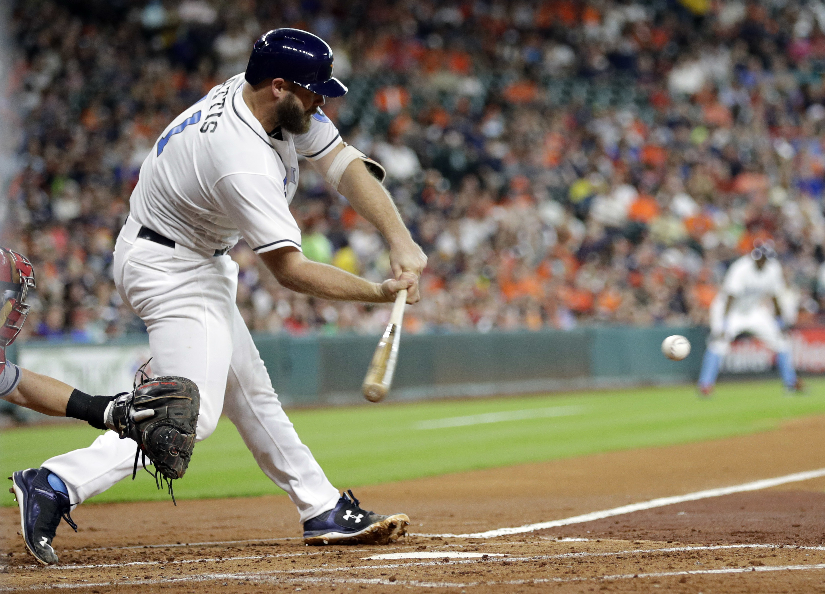 Astros' Evan Gattis hits 2 solo home runs