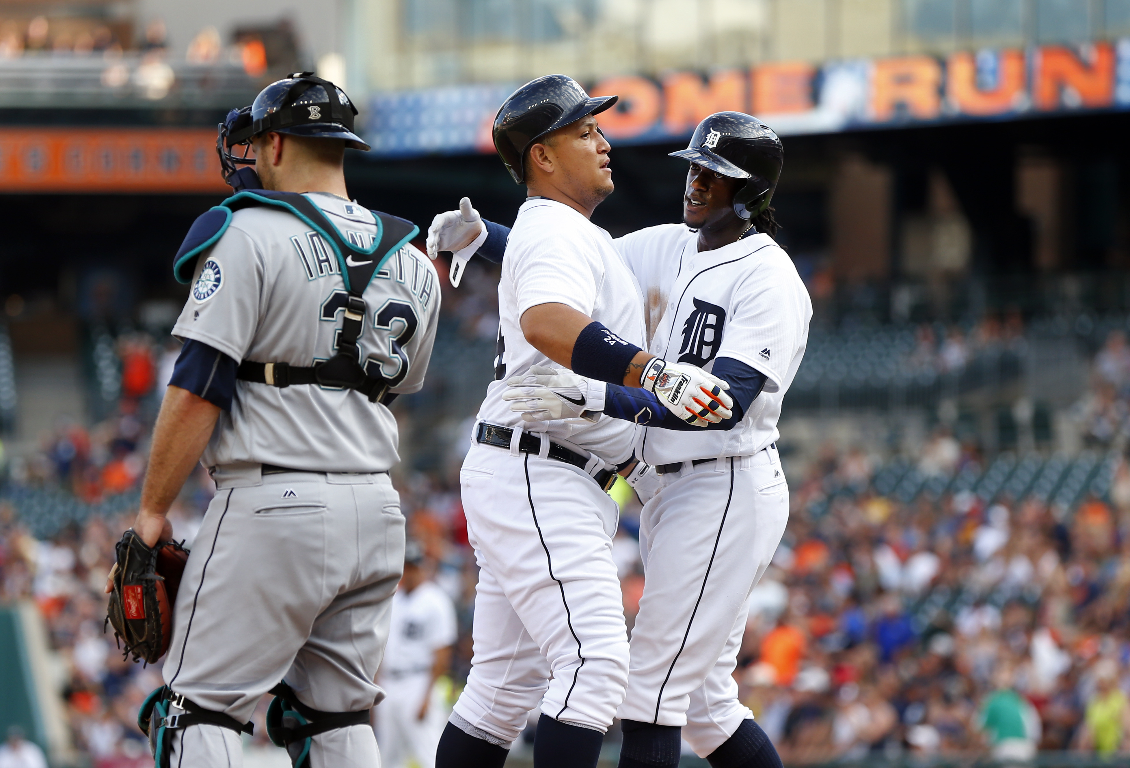 Slumbering Tigers wake up in 12-8 win over Mariners