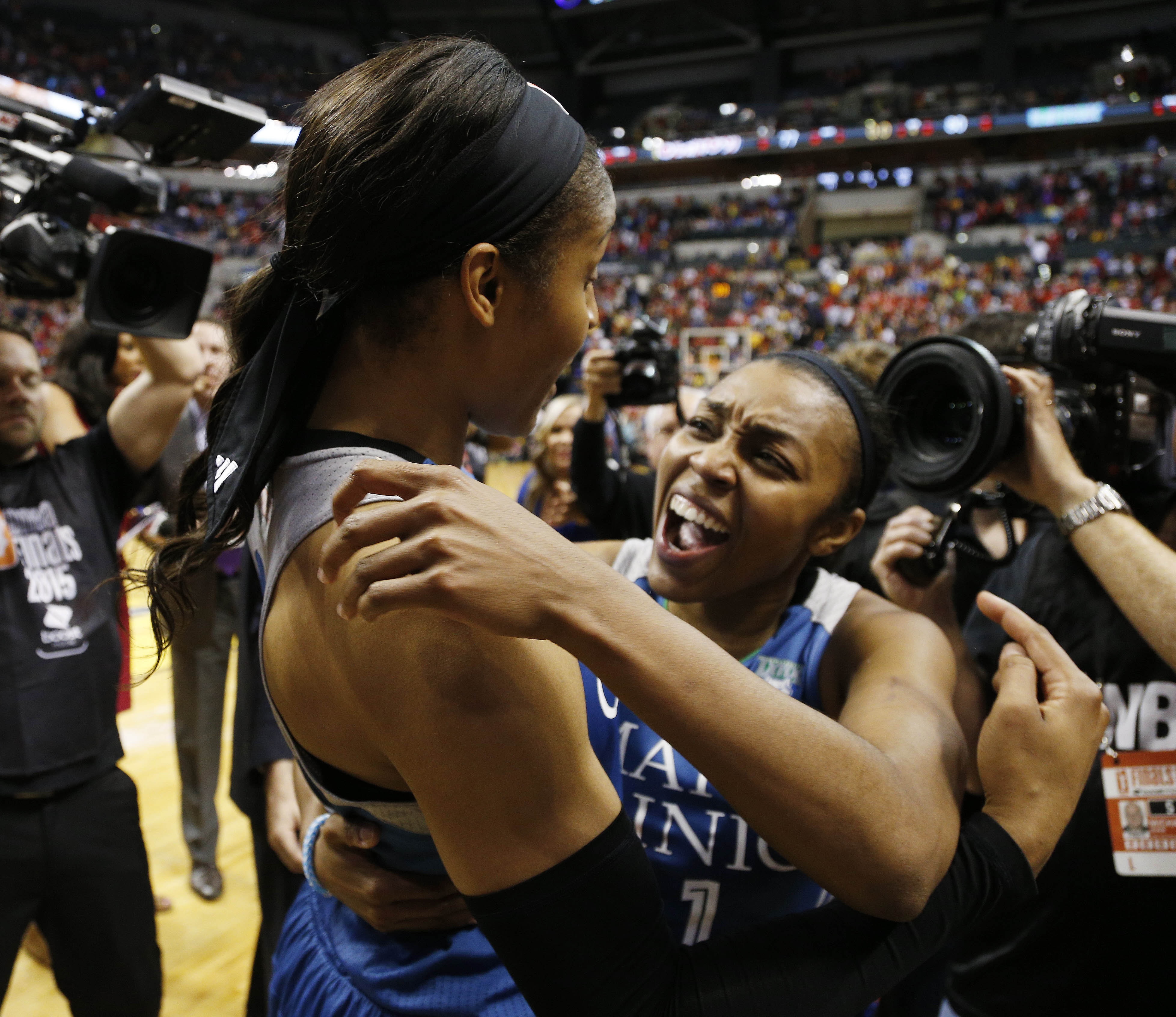 Renee Montgomery's Late 3 Lifts Unbeaten Lynx Over Sparks To Historic ...