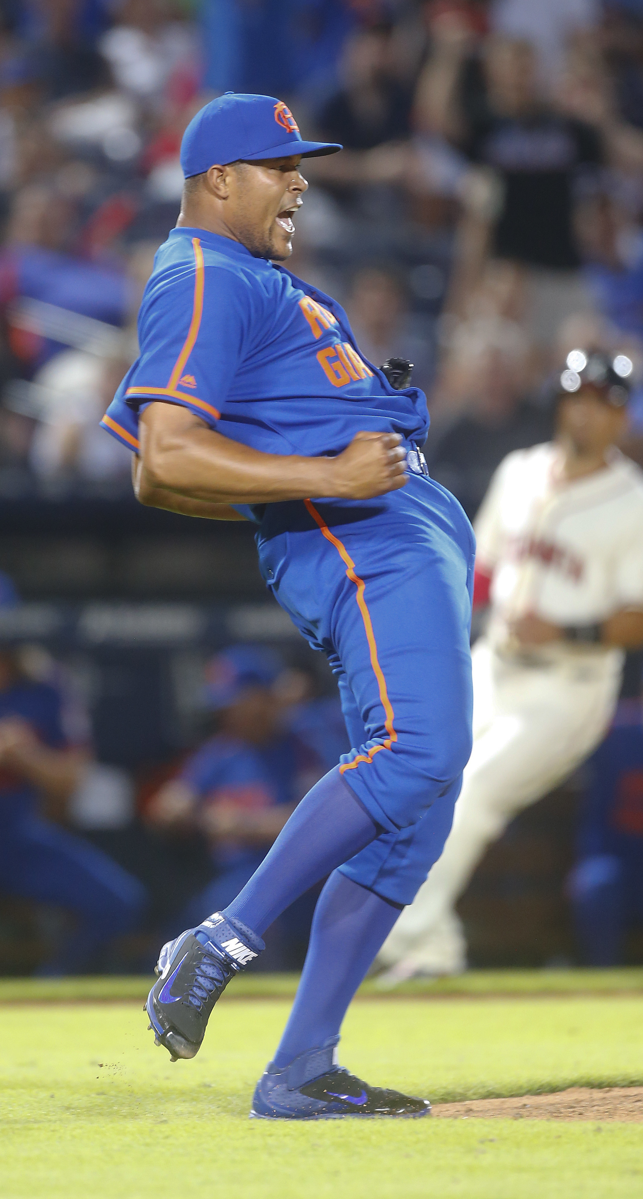 Jacob deGrom gives up 3 homers as Braves pull even with Mets