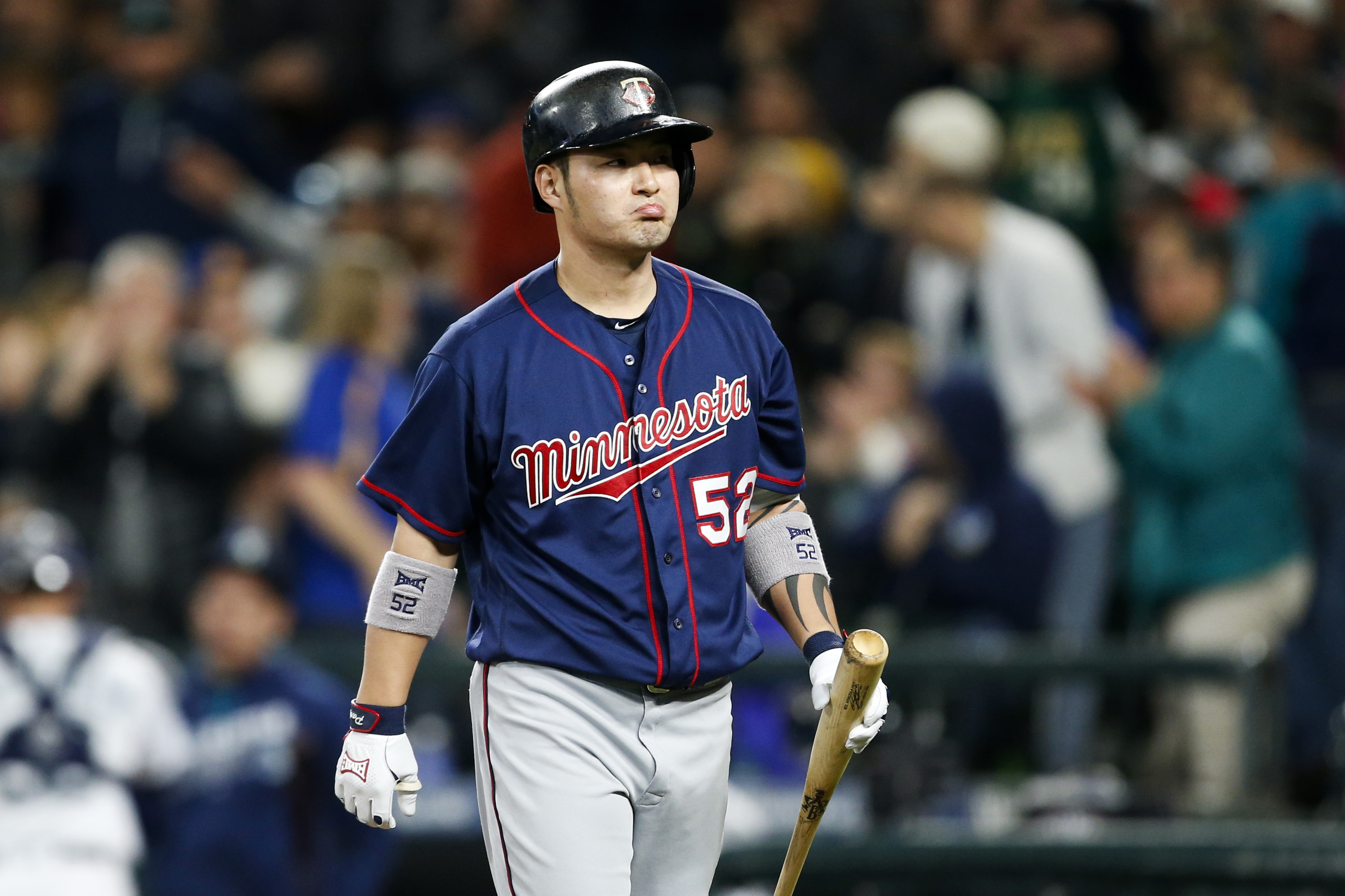 Shin-Soo Choo shares advice with Twins' Byung Ho Park