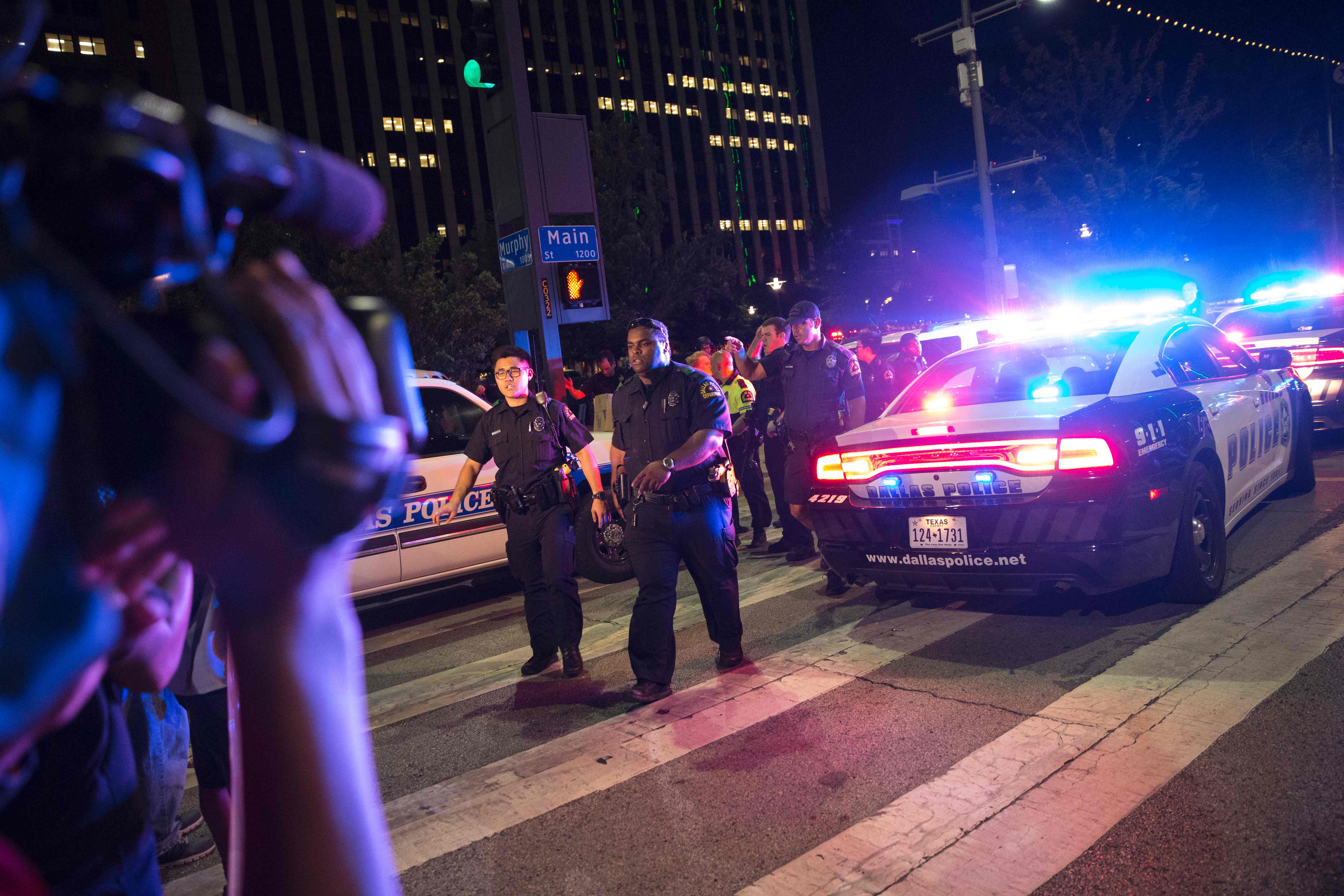 5 police officers killed in Dallas ambush: What we know | 11alive.com