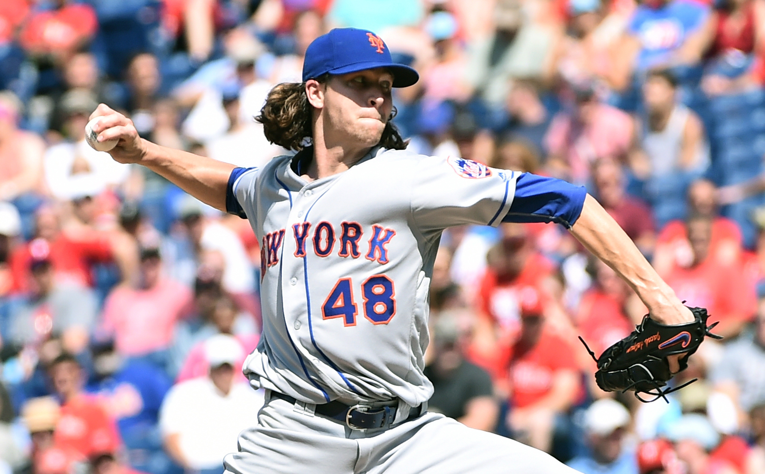 Dickey throws a one-hitter against the Phils 