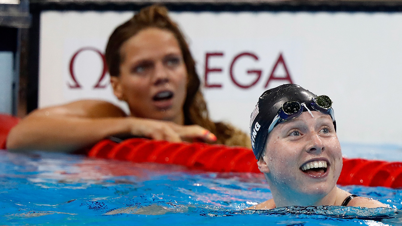 U S Swimmer Lilly King Beats Russian Rival For Olympic Gold After Finger Wag Goes Viral