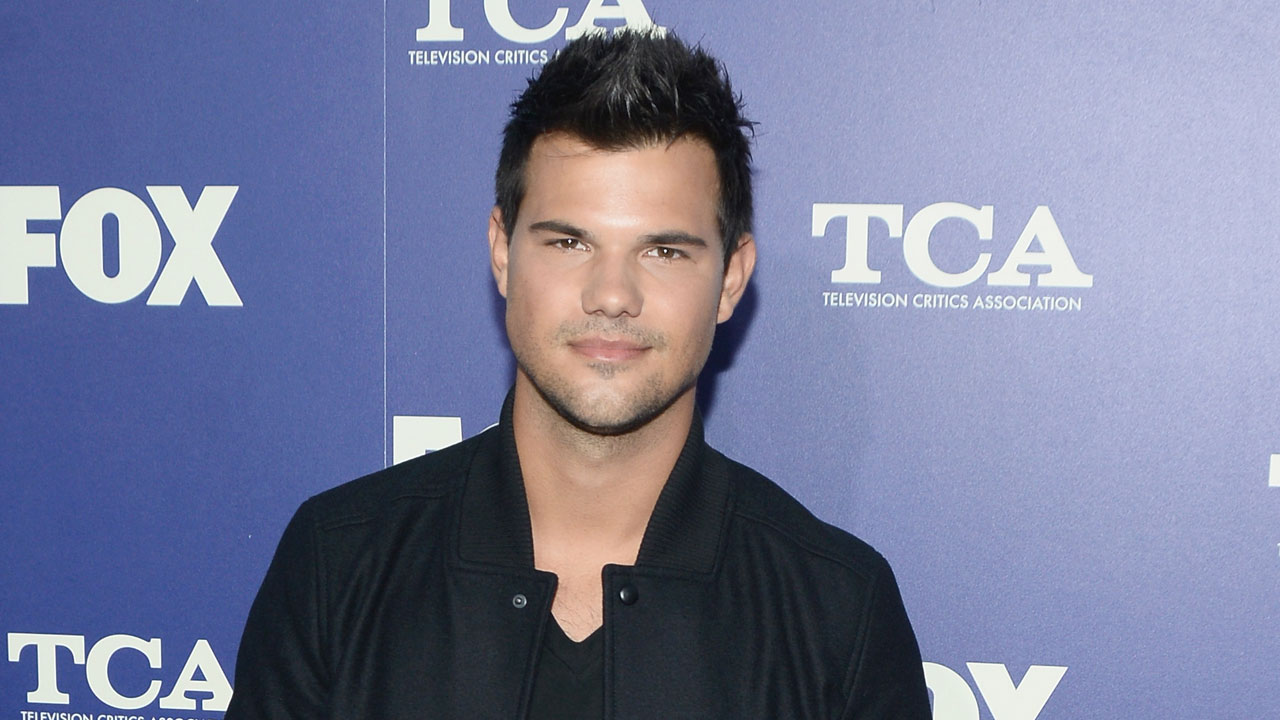 Taylor Lautner Can t Stop Giggling While Co Stars Lea Michele