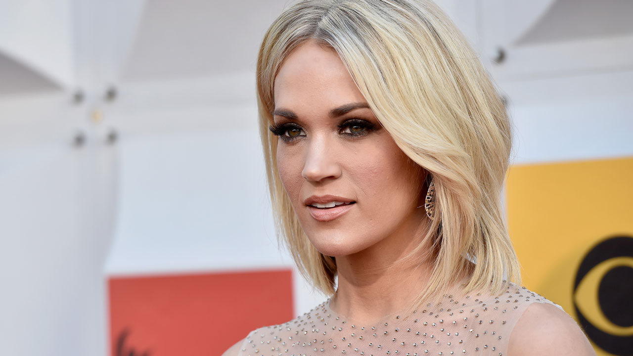 Carrie Underwood Wears Shorts & Goes Makeup-Free In Gym