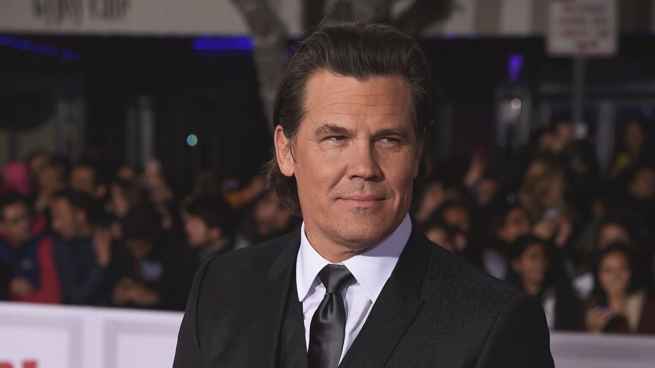 Josh Brolin Goes Naked In The Desert Has Absolutely Zero Shame See