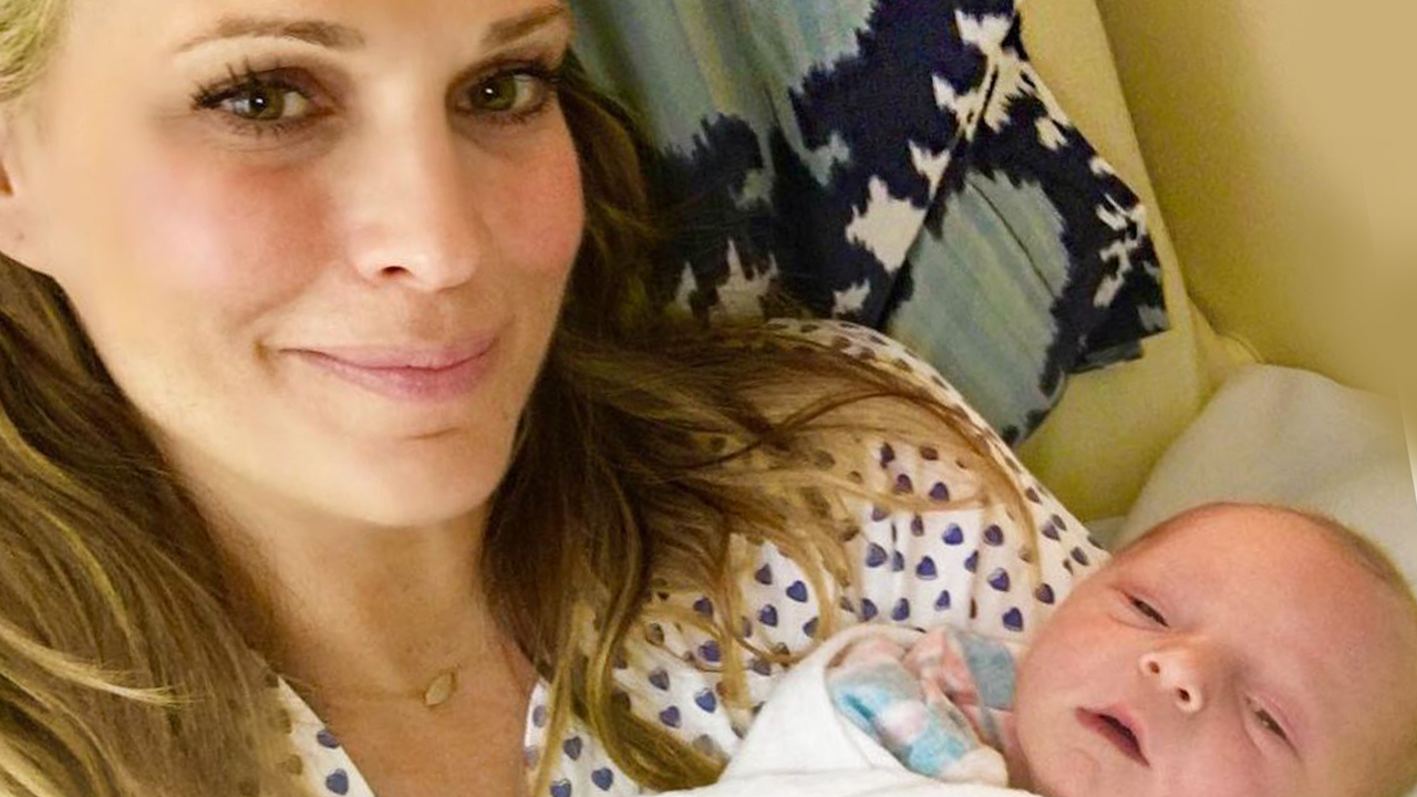 Molly Sims pregnant with first child