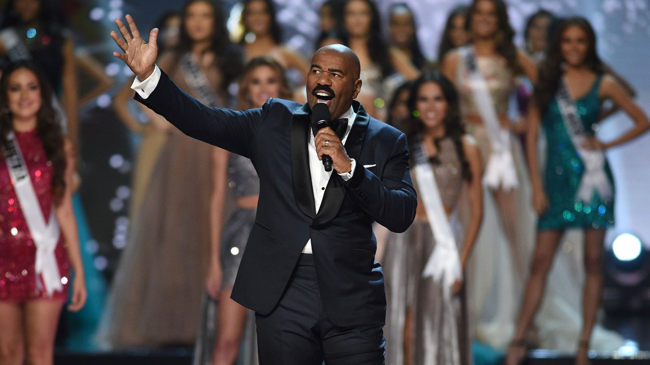 Steve Harvey Returns To Host Miss Universe Jokes With Miss Colombia About Last Years Flub
