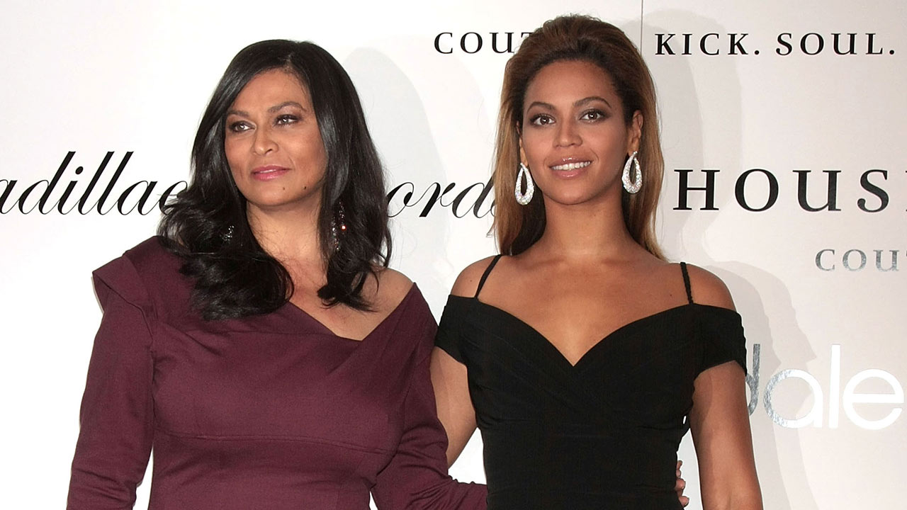 Pregnant Beyonc And Mom Tina Knowles Put Their Middle Fingers