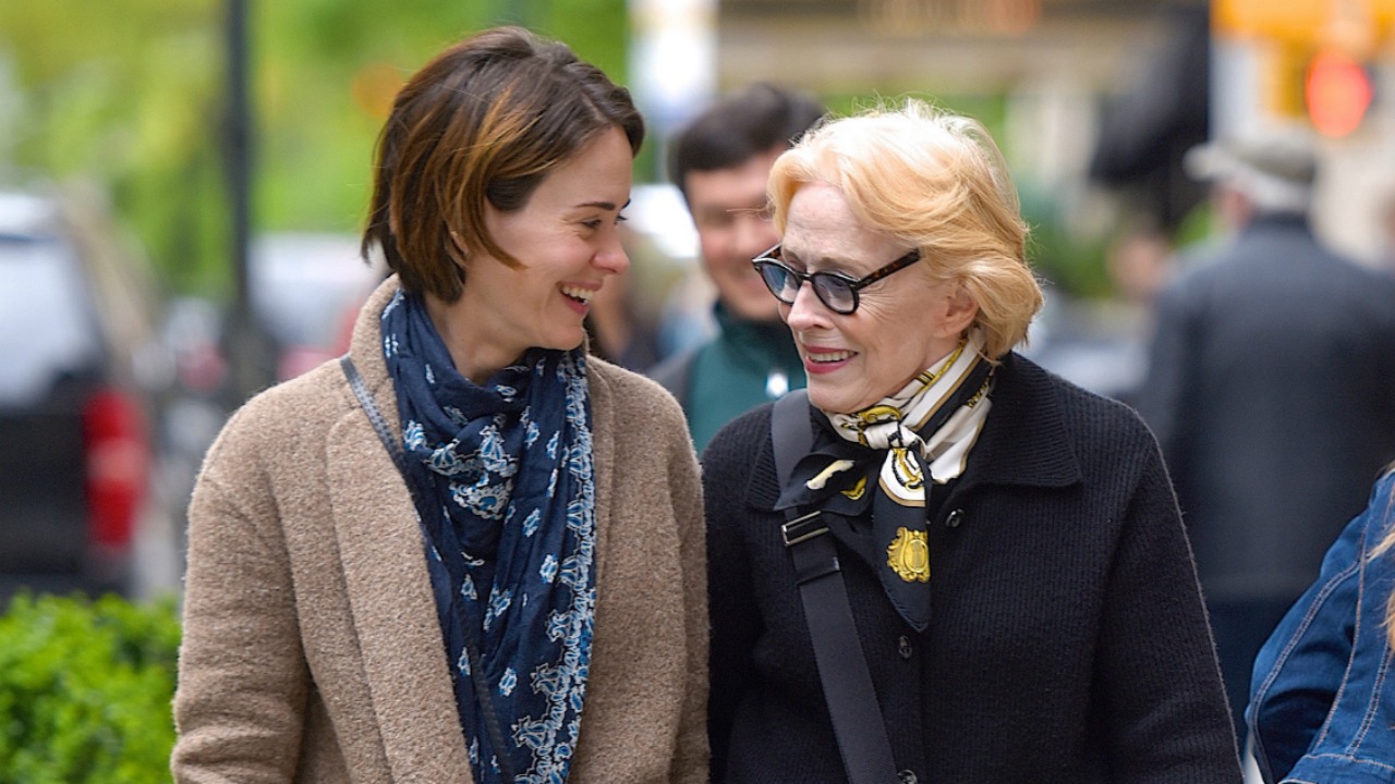 Sarah Paulson and Girlfriend Holland Taylor Hold Hands on Romantic NYC  Stroll | wzzm13.com