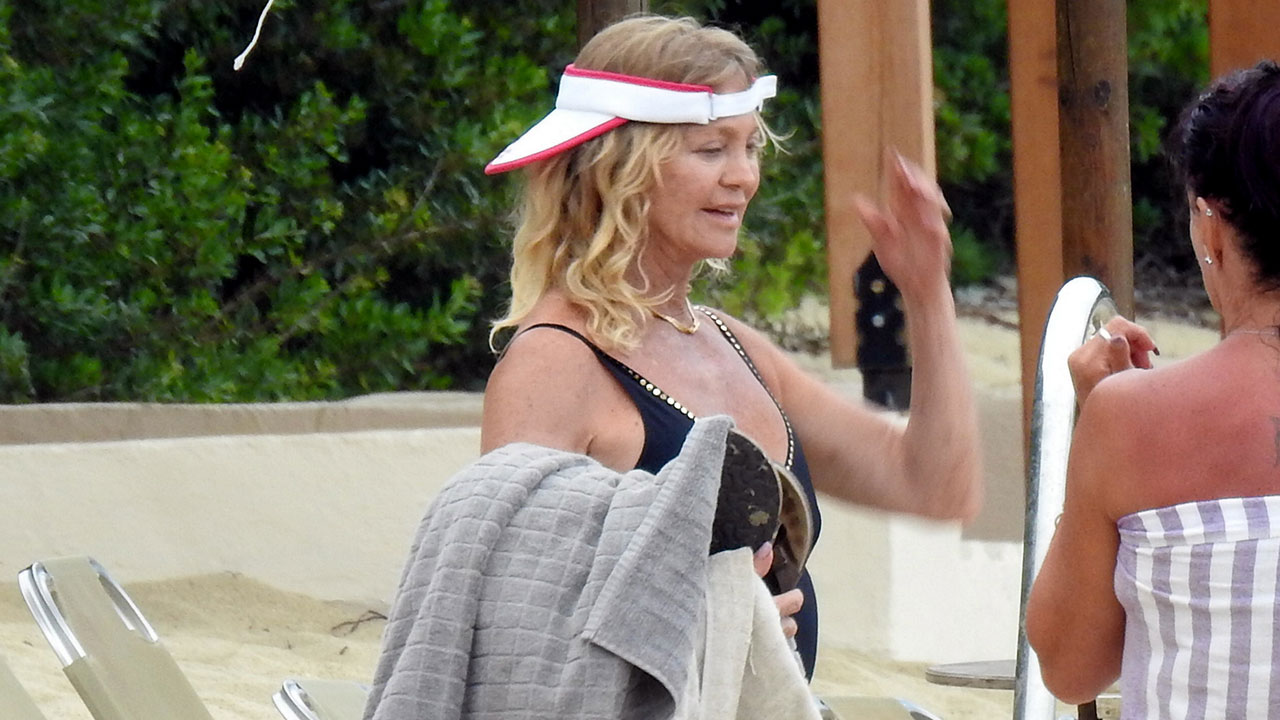 Goldie Hawn looks ageless in black bathing suit during Greece