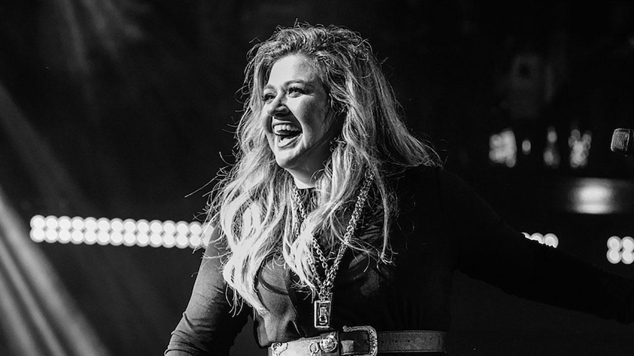 Kelly Clarkson, Brad Paisley, Rihanna & Sophia Bush Get in the Halloween  Spirit -- Plus, More Star | whas11.com