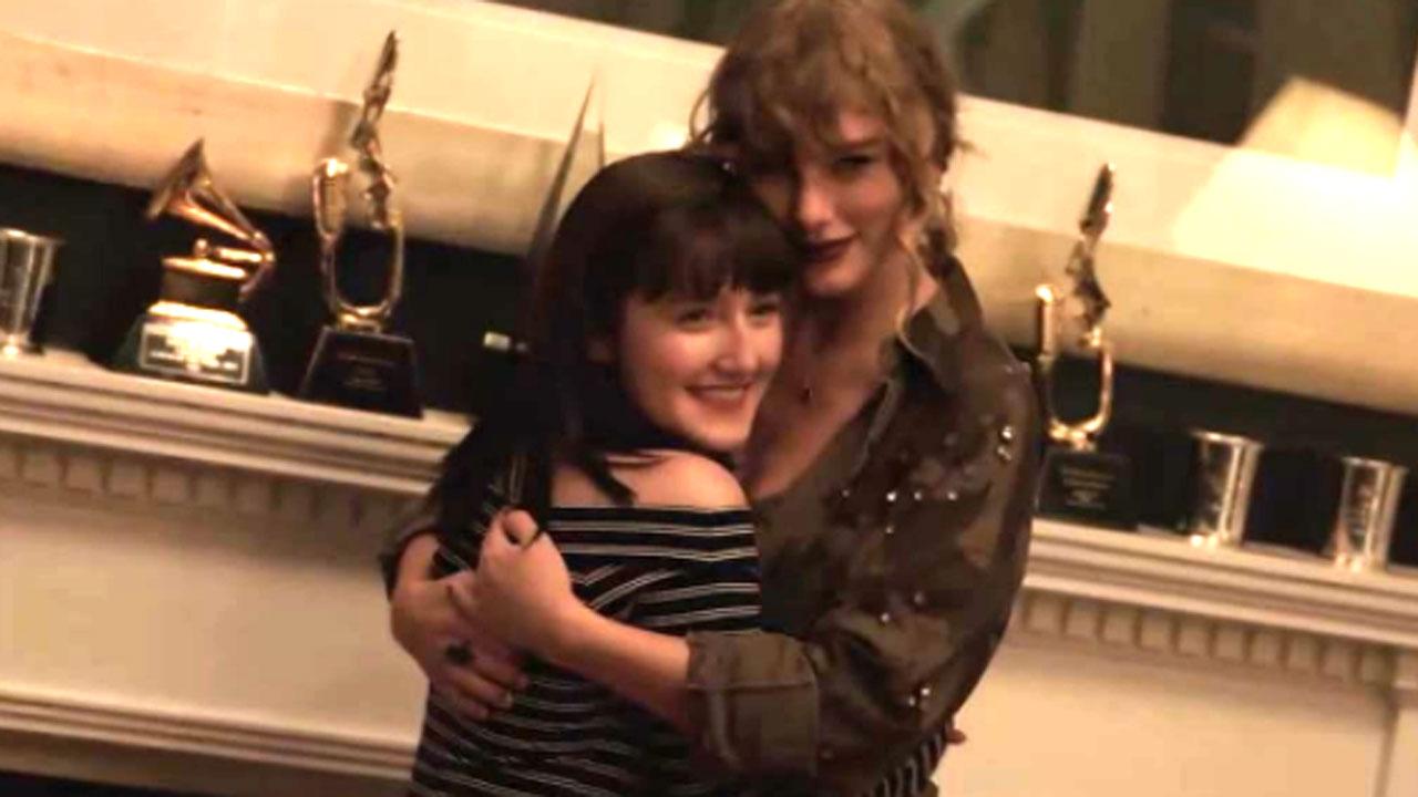 Taylor Swift Hosts Secret Sessions With Die-Hard Fans Ahead of Her  'Reputation' Album Release: Watch