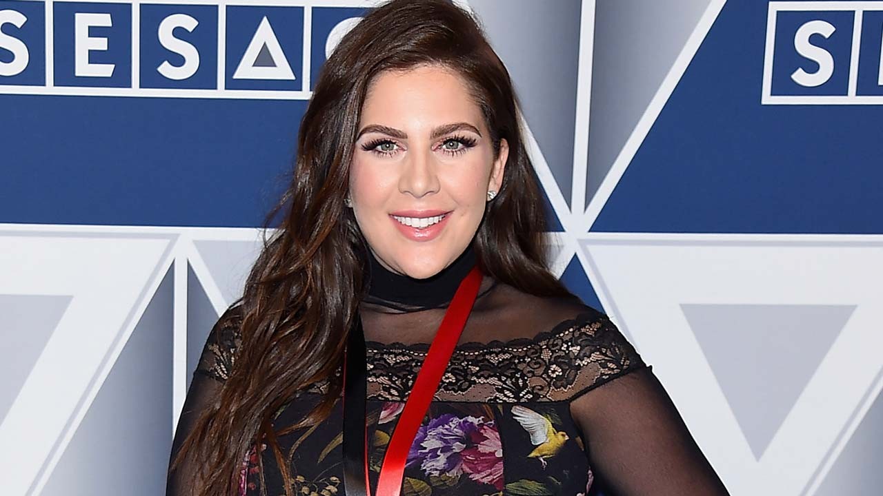 Lady Antebellums Hillary Scott Shares First Photo Of Twin Daughters Reveals Their Names 