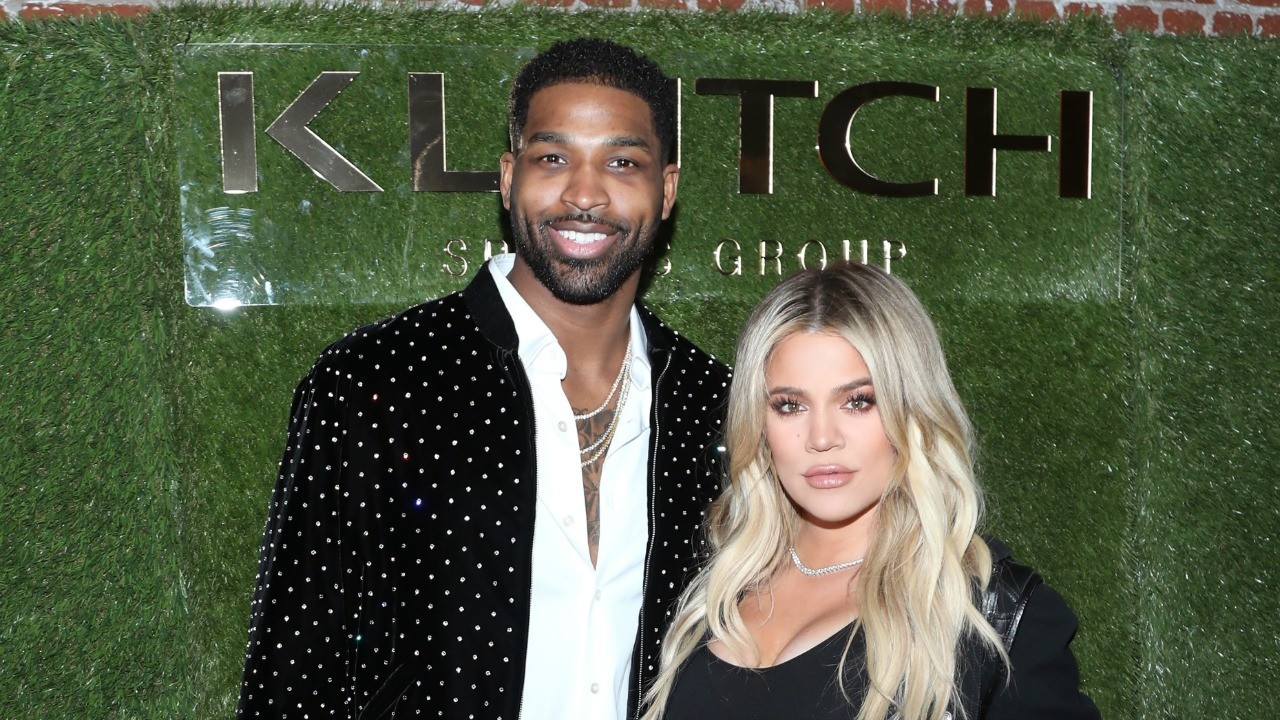 Khloe Kardashian and Tristan Thompson Can't Stop Cradling Her Baby Bump(02)